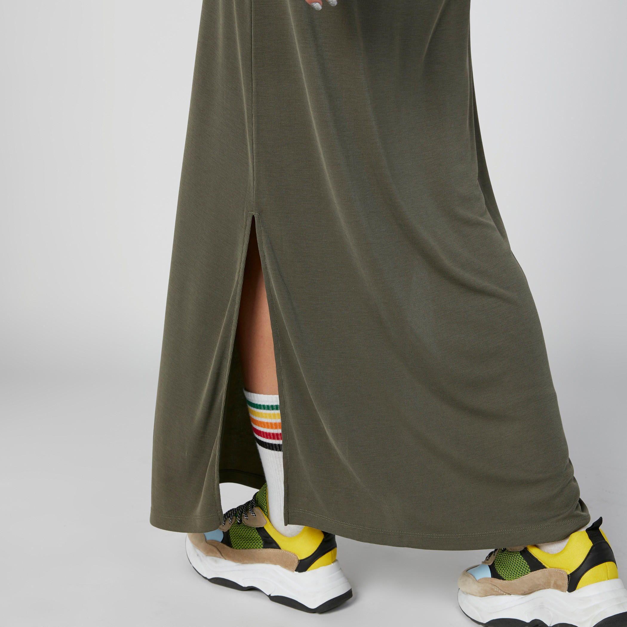 فستان طويل بياقة V وأكمام متصلة وفتحات جانبية-women-clothing-dresses-image-4