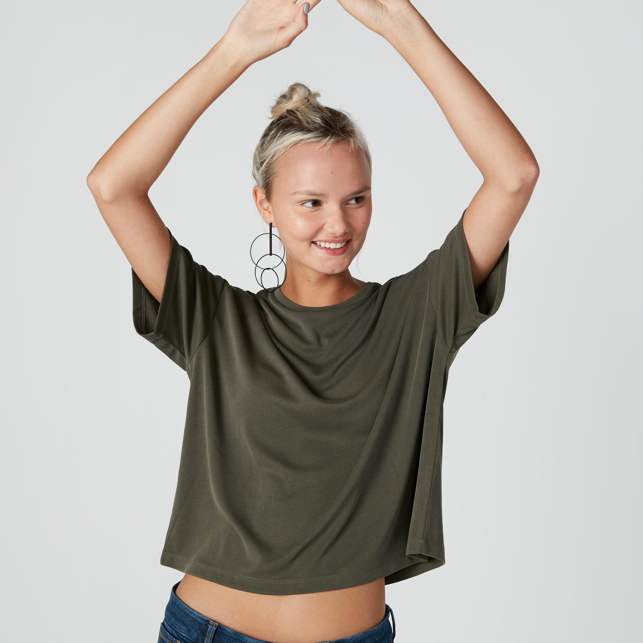 بلوزة مضلّعة بأكتاف منسدلة وياقة مستديرة-women-clothing-tshirts-image-1