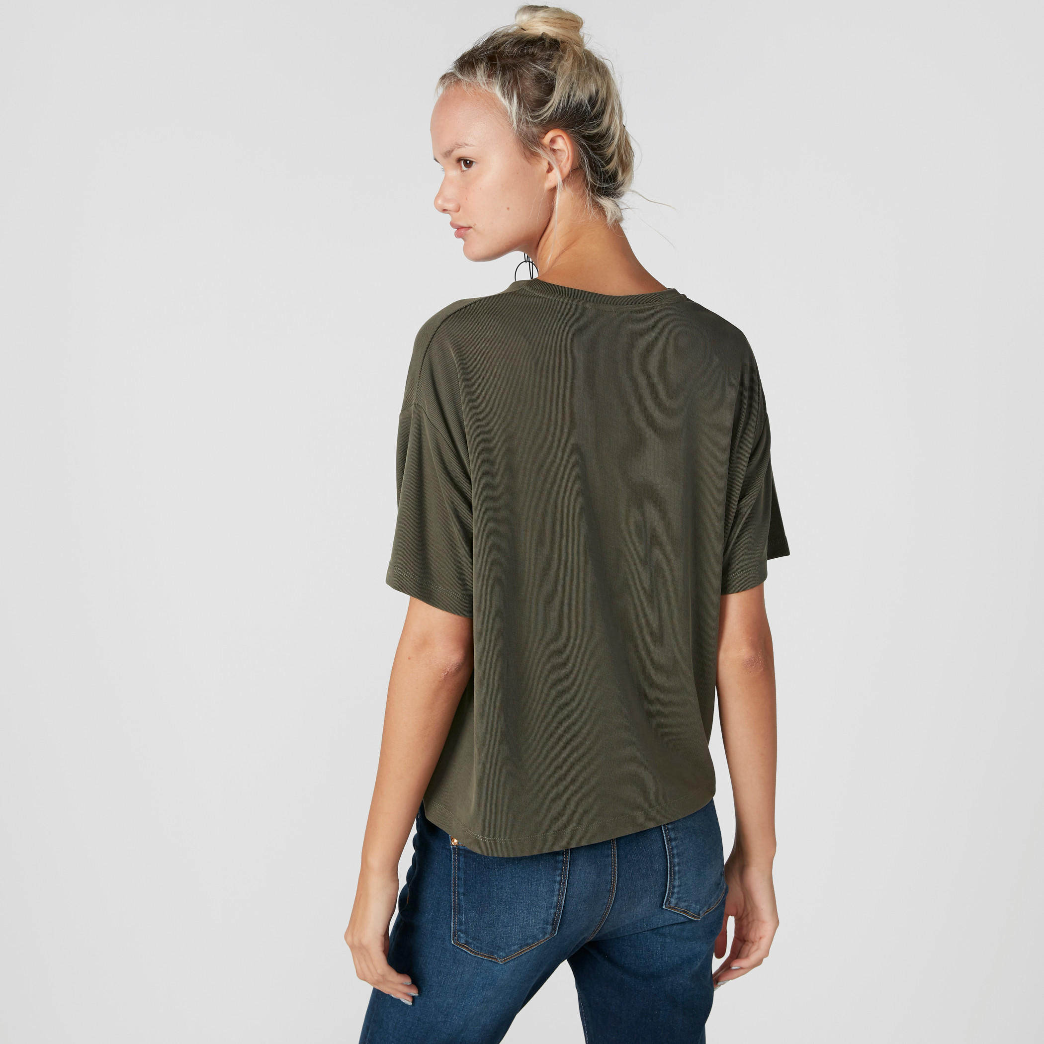 بلوزة مضلّعة بأكتاف منسدلة وياقة مستديرة-women-clothing-tshirts-image-2