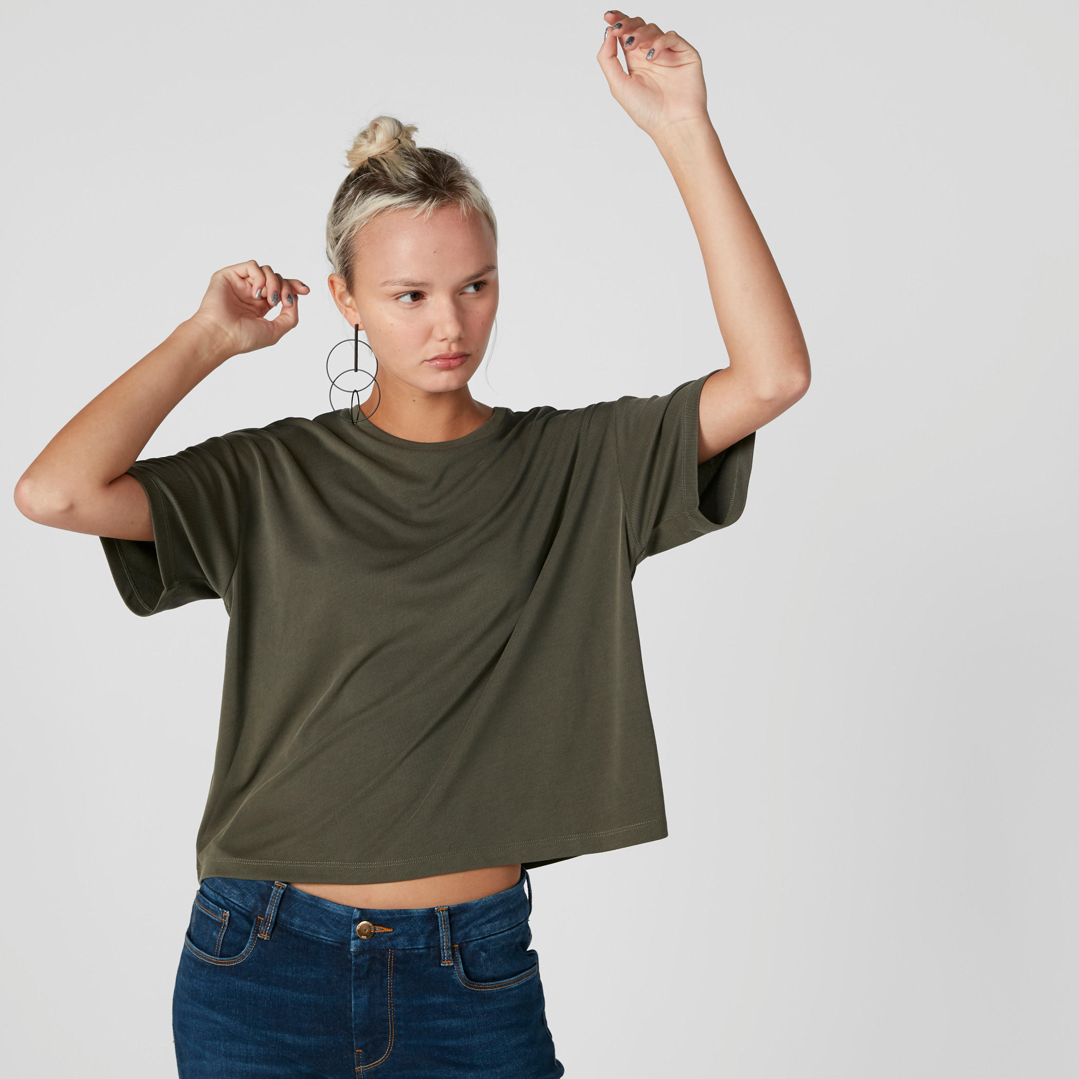 بلوزة مضلّعة بأكتاف منسدلة وياقة مستديرة-women-clothing-tshirts-image-3