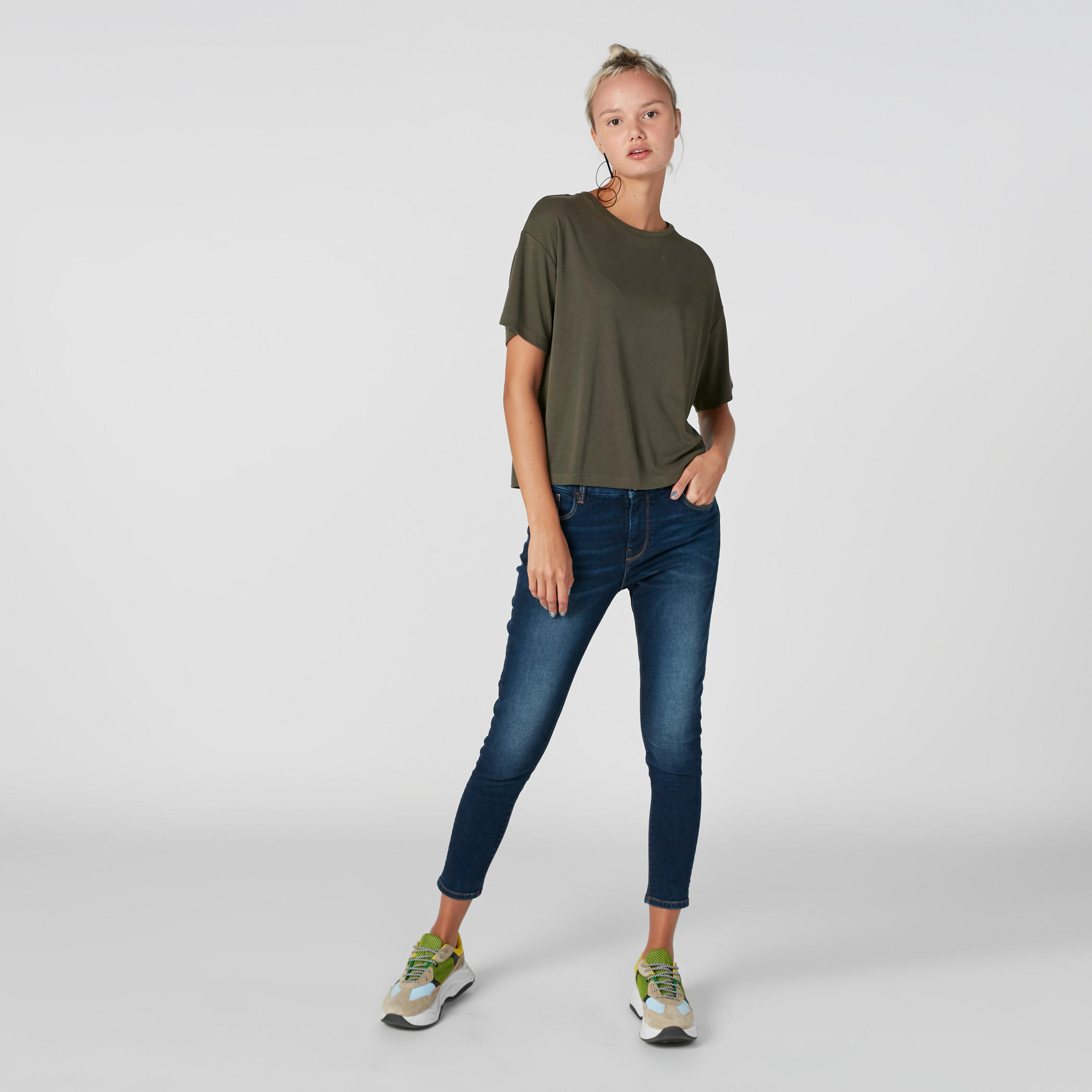 بلوزة مضلّعة بأكتاف منسدلة وياقة مستديرة-women-clothing-tshirts-image-4