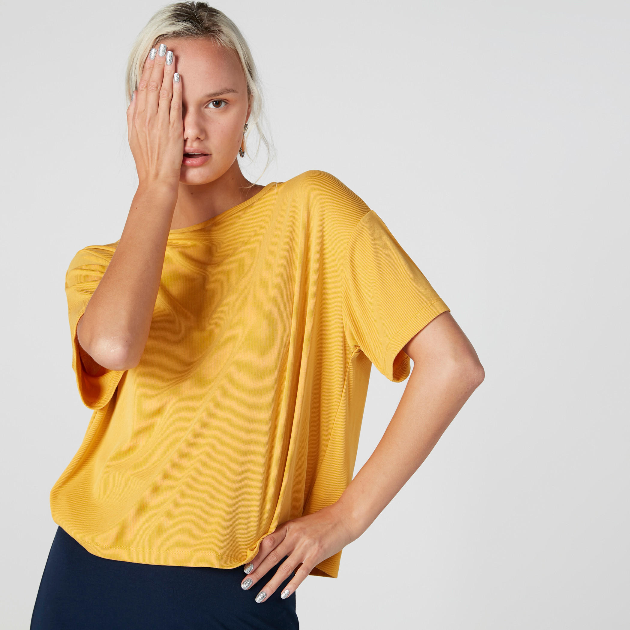 بلوزة بياقة مستديرة وأكتاف منسدلة-women-clothing-tshirts-image-1