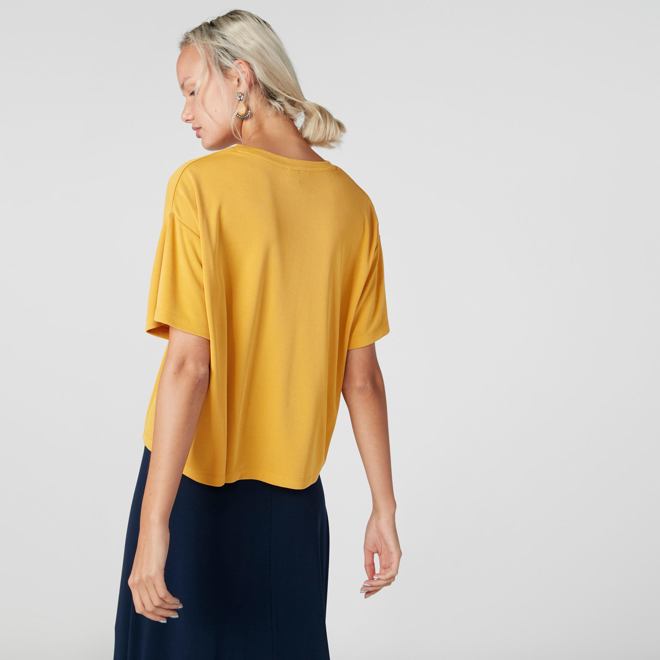 بلوزة بياقة مستديرة وأكتاف منسدلة-women-clothing-tshirts-image-2