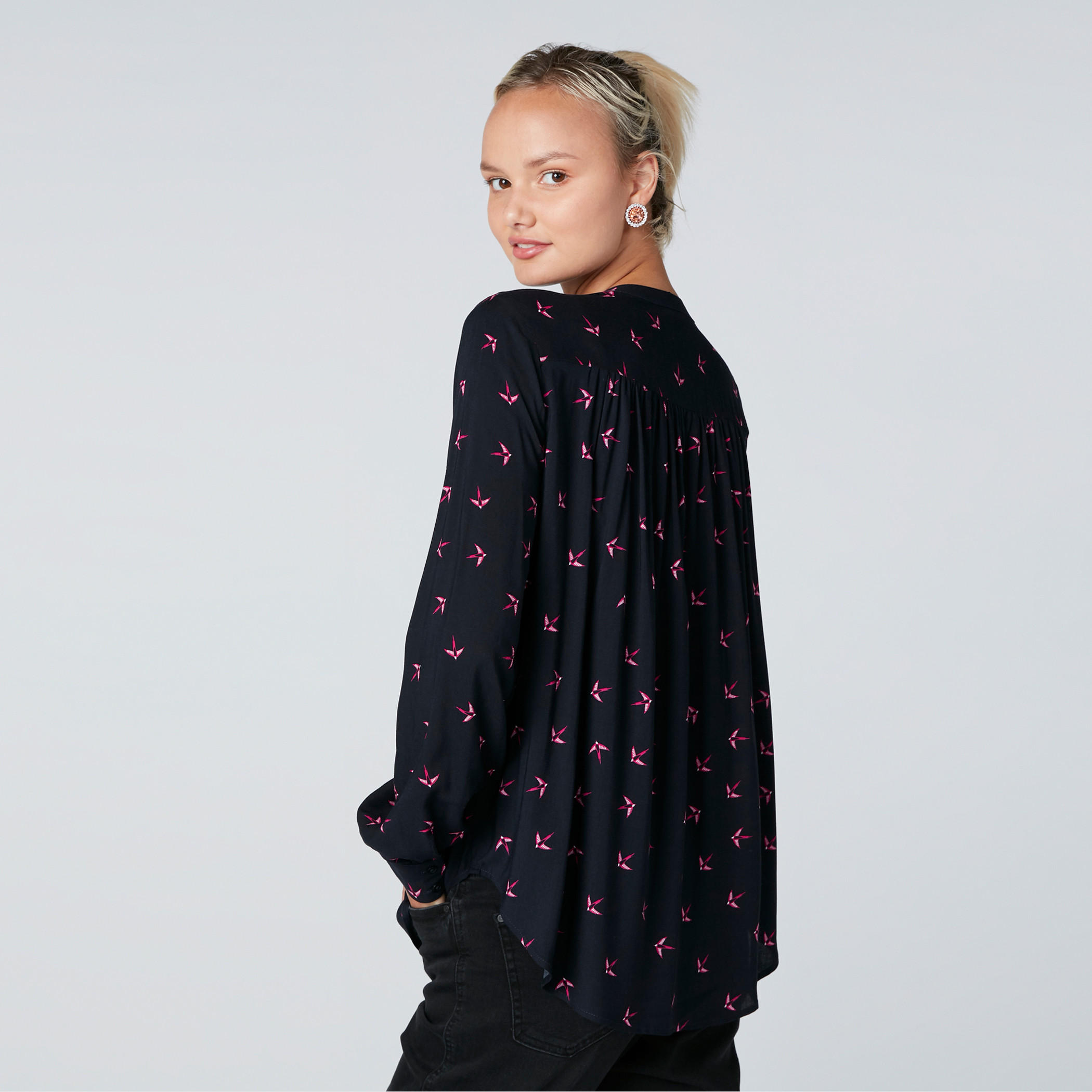 قميص بطبعات وأزرار-women-clothing-shirtsandblouses-shirts-image-4