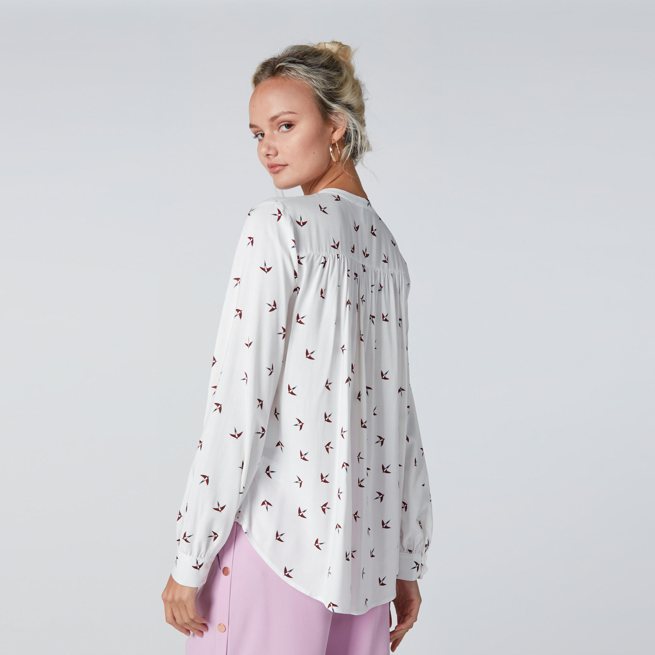 قميص بياقة ماندارين وأكمام طويلة وطبعات-women-clothing-shirtsandblouses-shirts-image-1