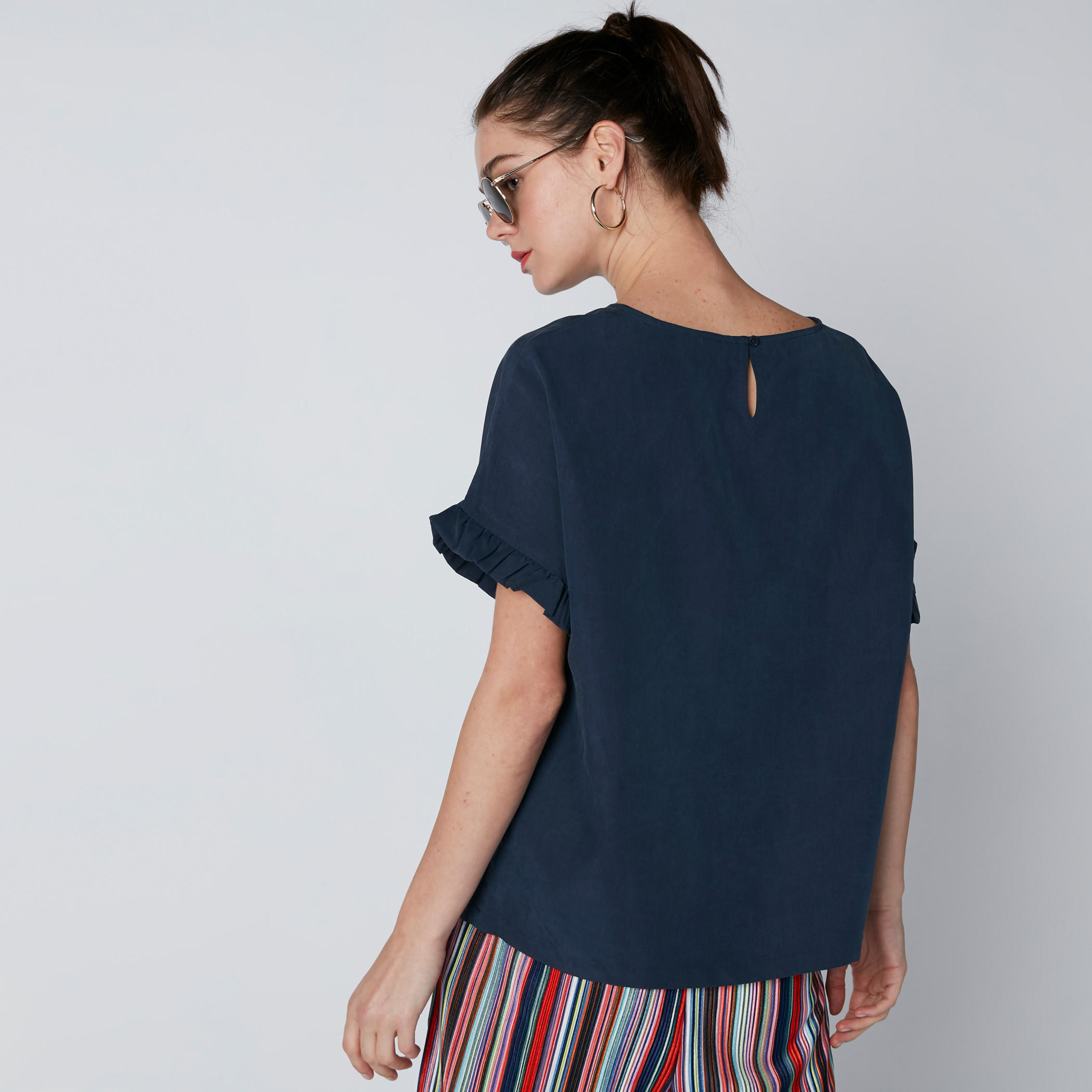 بلوزة بوكسي بياقة مستديرة وأكمام قصيرة وتفاصيل كشكش-women-clothing-shirtsandblouses-blouses-image-2