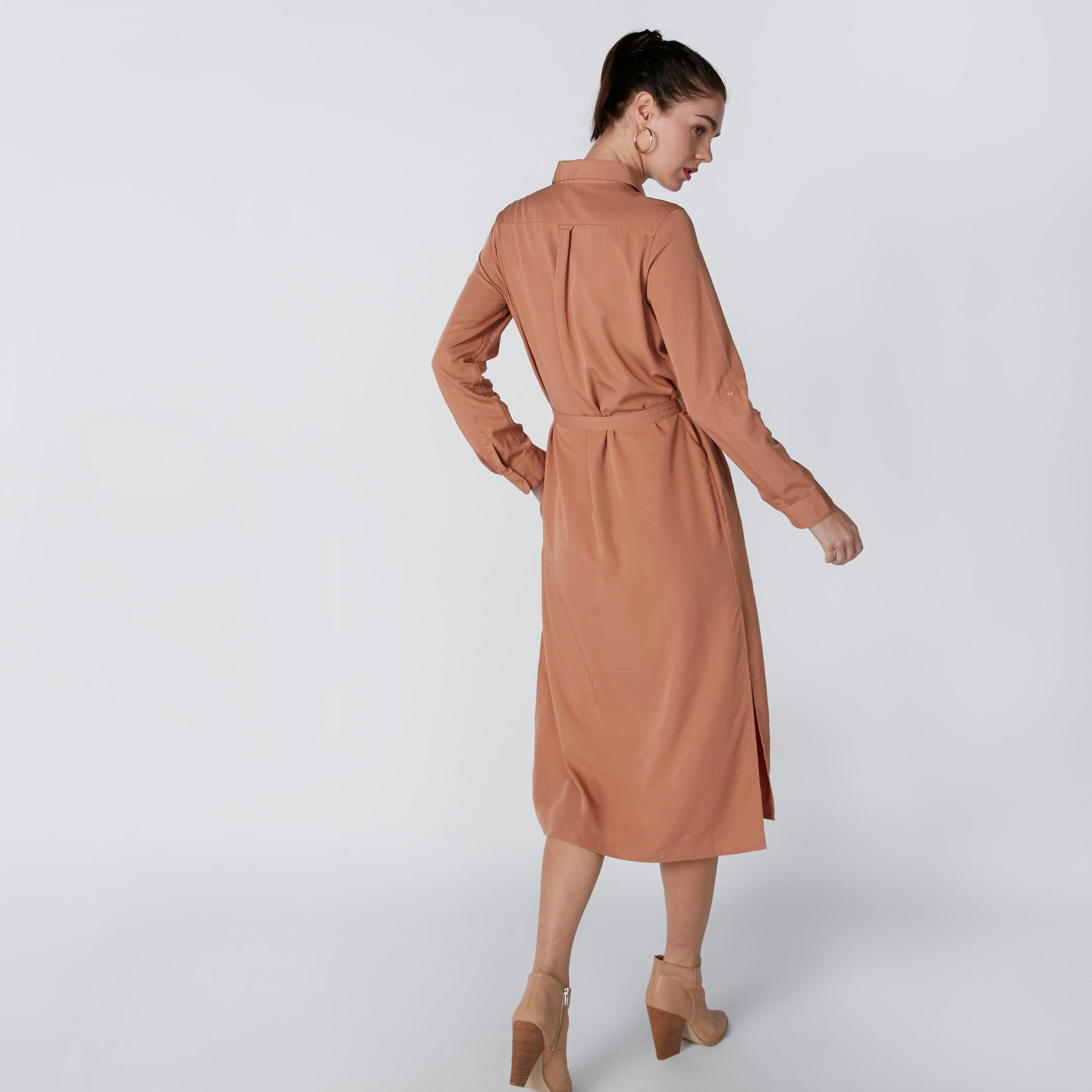 فستان قميص ميدي بجيوب وأكمام طويلة وحزام رباط-women-clothing-dresses-image-2