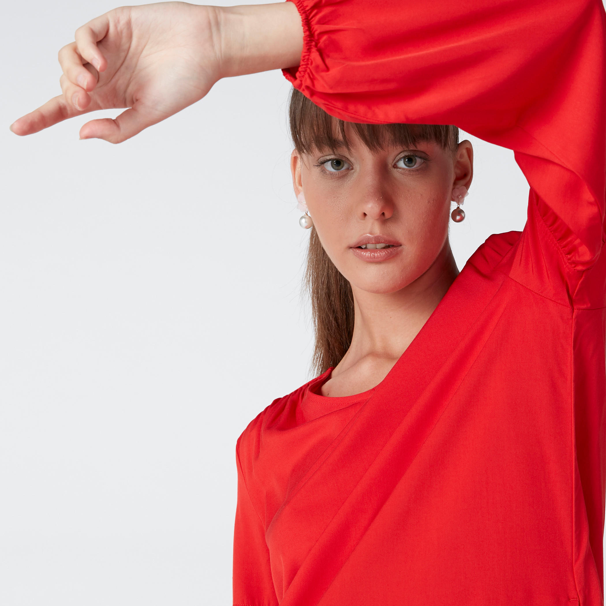 فستان واسع ميدي بياقة V وأكمام بأكتاف منسدلة وتفاصيل جيوب-women-clothing-dresses-image-2