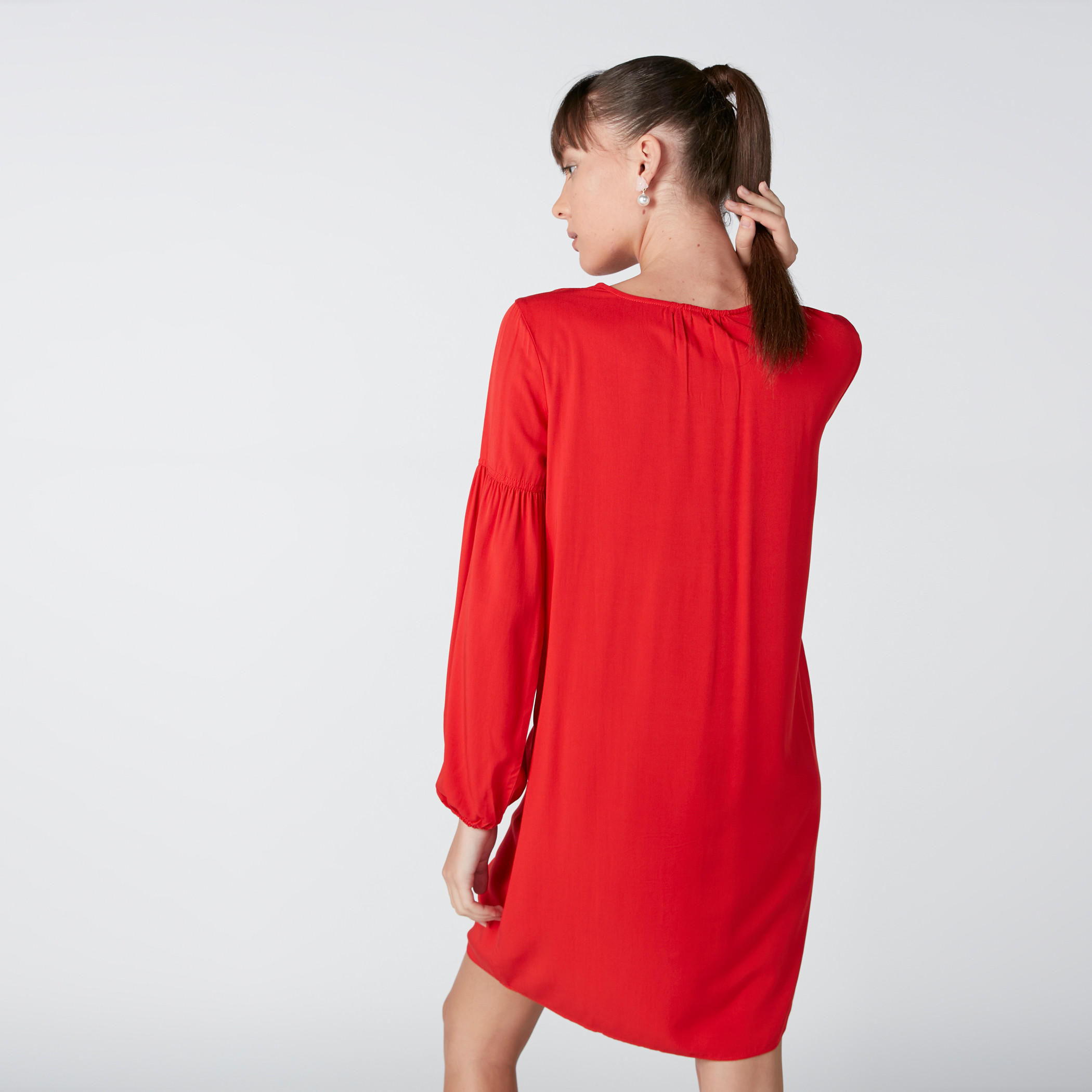 فستان واسع ميدي بياقة V وأكمام بأكتاف منسدلة وتفاصيل جيوب-women-clothing-dresses-image-3