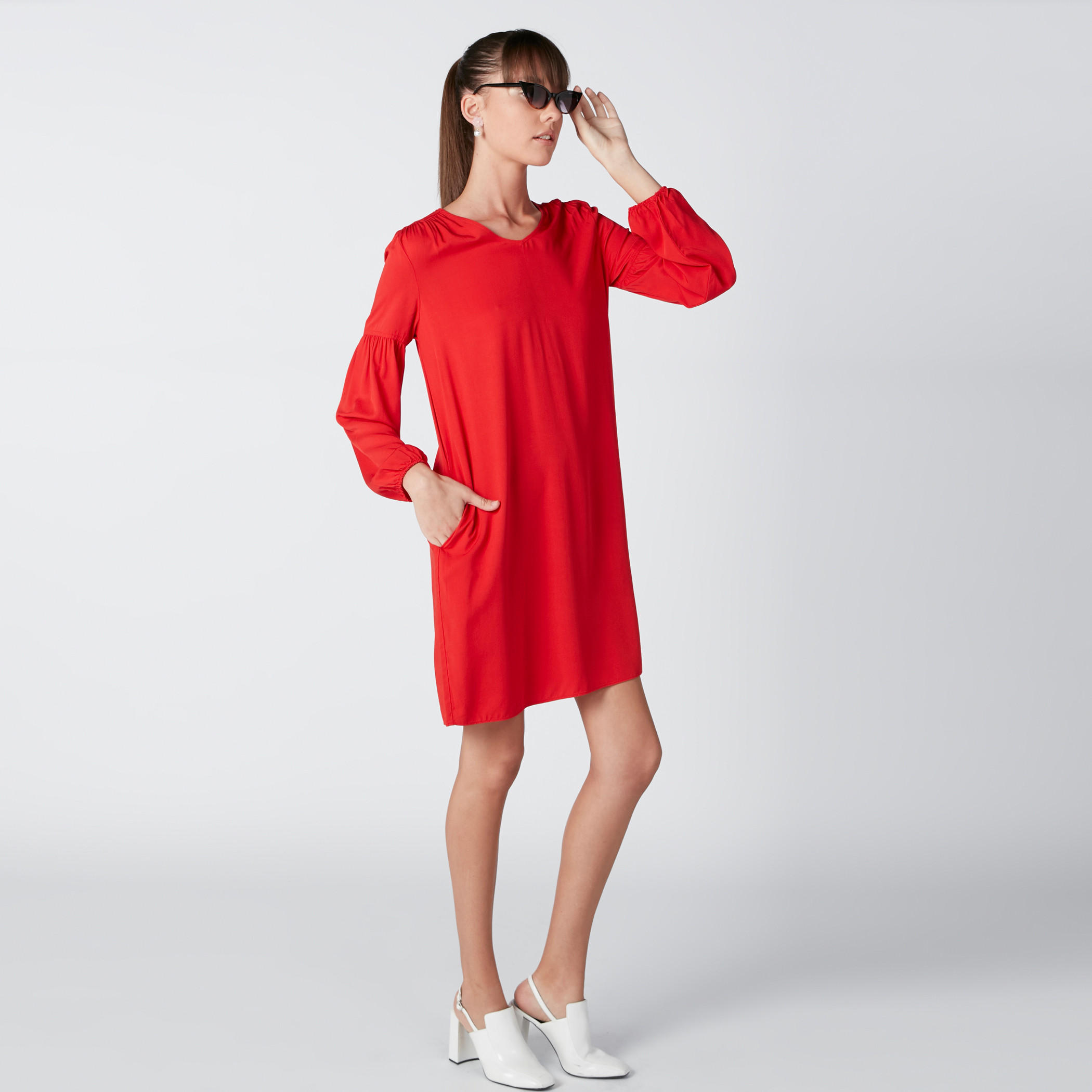 فستان واسع ميدي بياقة V وأكمام بأكتاف منسدلة وتفاصيل جيوب-women-clothing-dresses-image-4