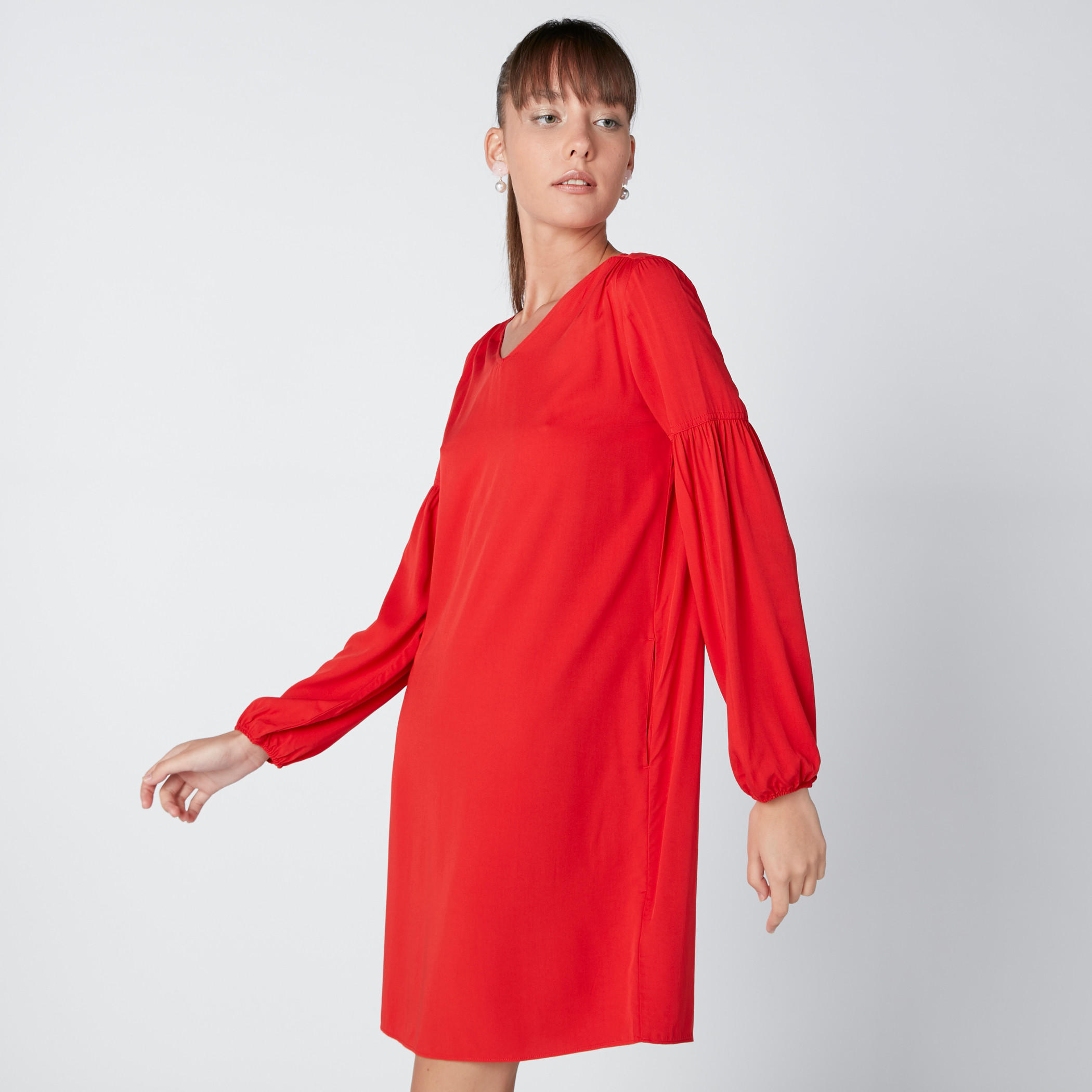 فستان واسع ميدي بياقة V وأكمام بأكتاف منسدلة وتفاصيل جيوب-women-clothing-dresses-image-1