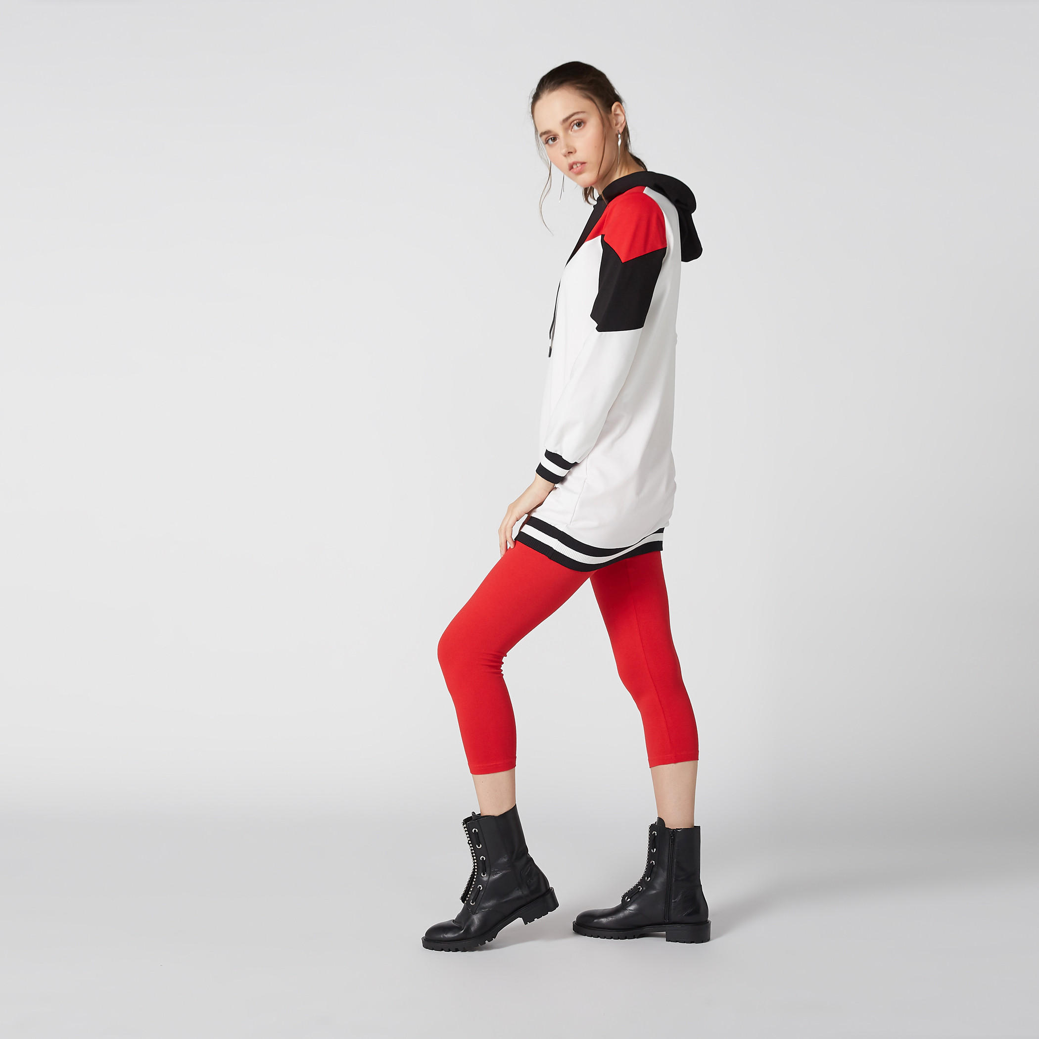 بنطال ليقنز قصير بخصر مطاطي-women-clothing-bottoms-leggings-image-4