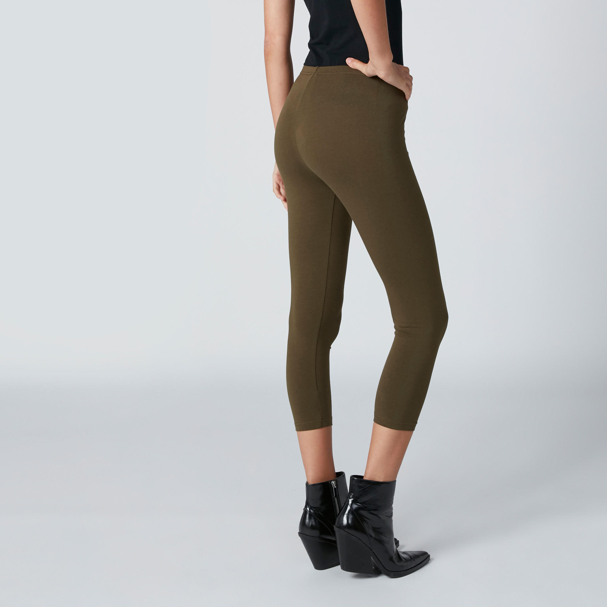 بنطال ليقنز قصير بخصر مطاطي-women-clothing-bottoms-leggings-image-2