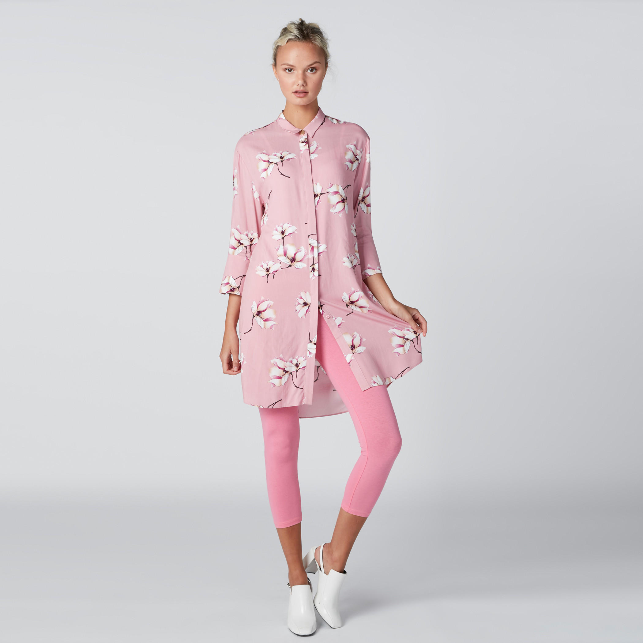 بنطال ليقنز قصير بخصر مطاطي-women-clothing-bottoms-leggings-image-1