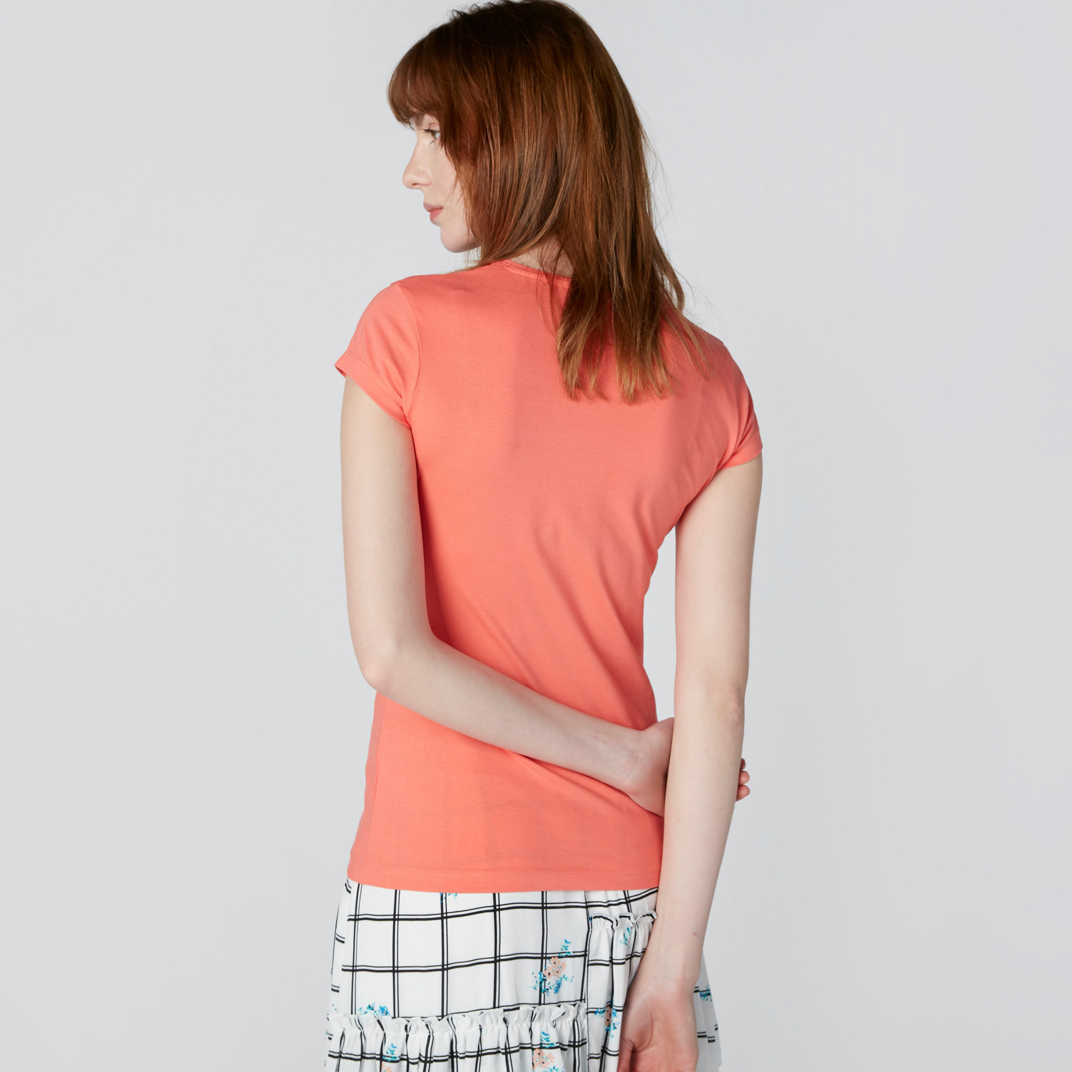تيشيرت بياقة ضيّقة وأكمام كاب-women-clothing-tshirts-image-2