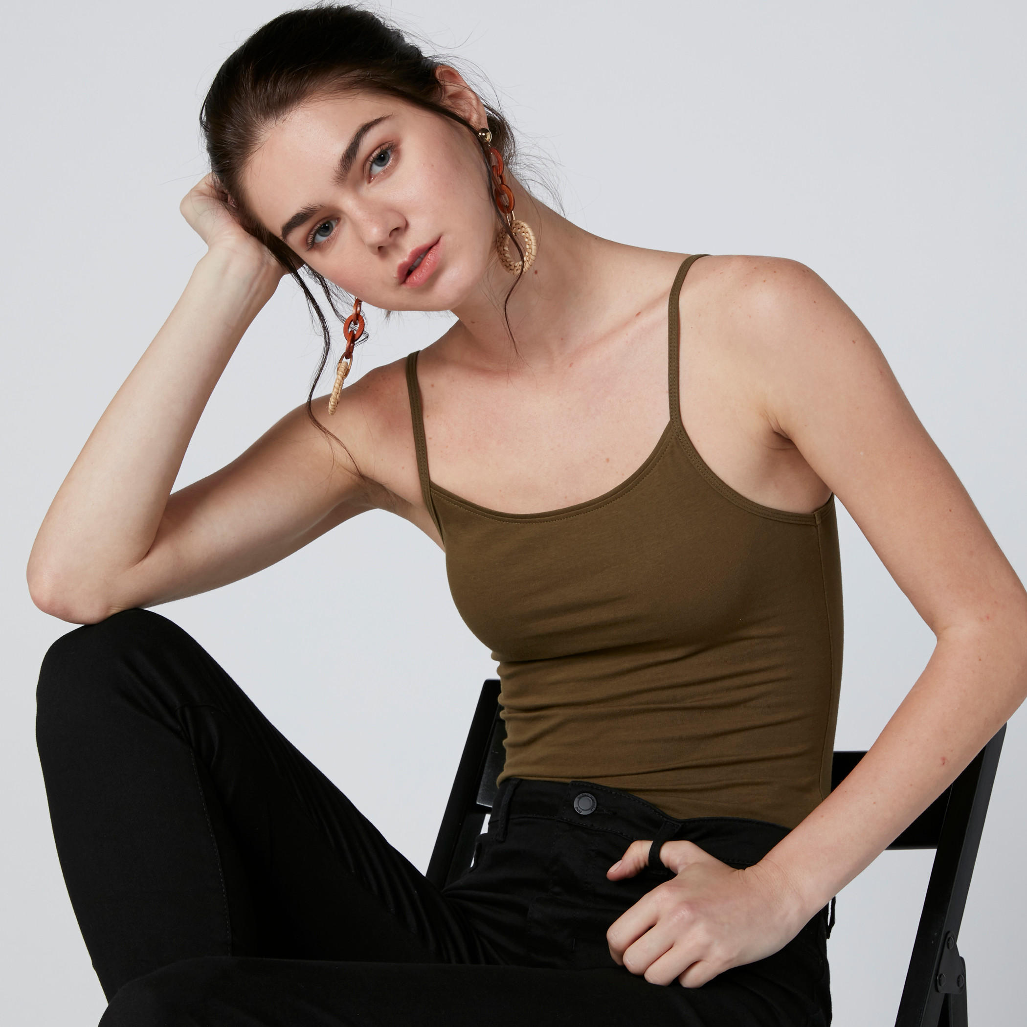 بلوزة كامي بحمّالات رفيعة وياقة عميقة-women-clothing-tshirts-image-1