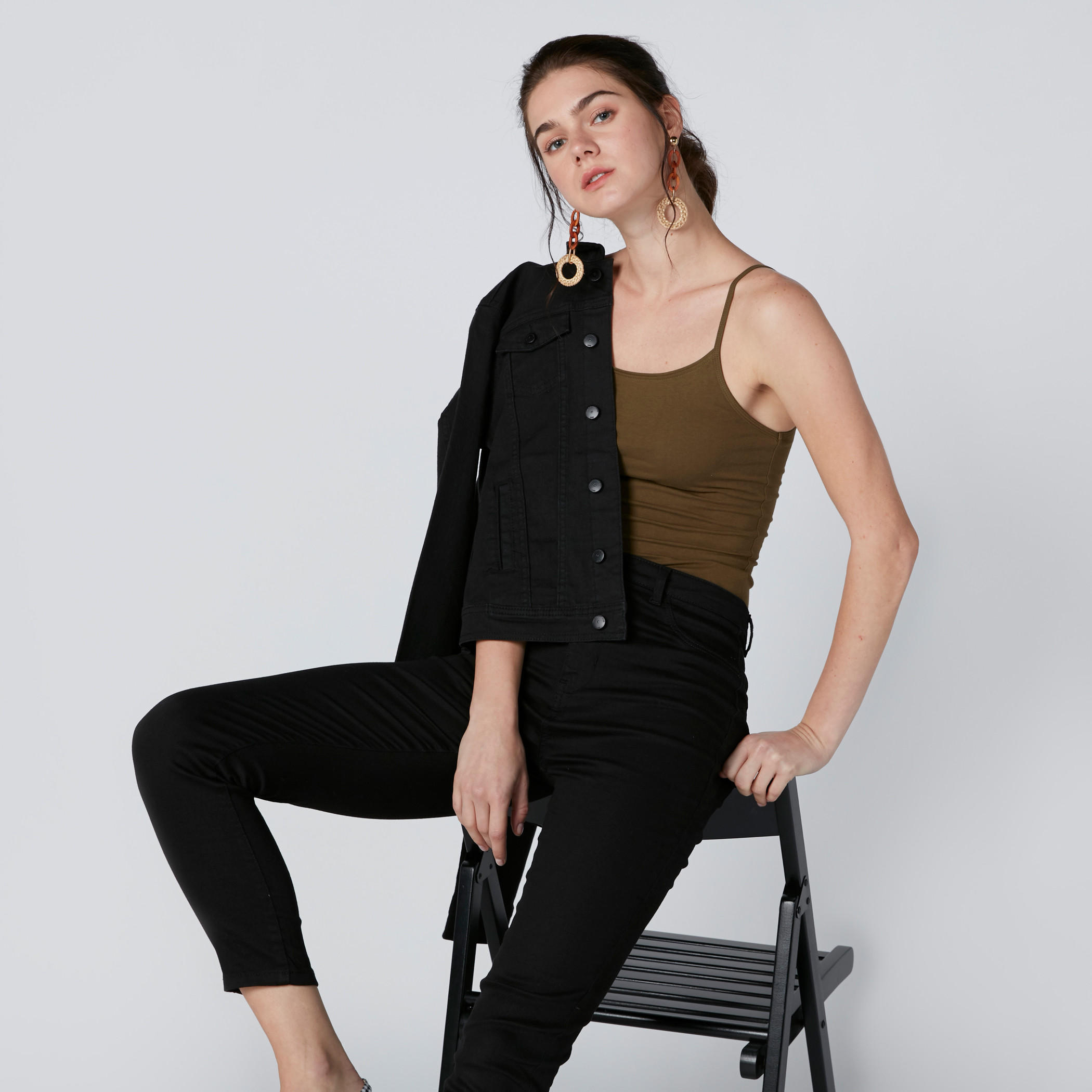 بلوزة كامي بحمّالات رفيعة وياقة عميقة-women-clothing-tshirts-image-3