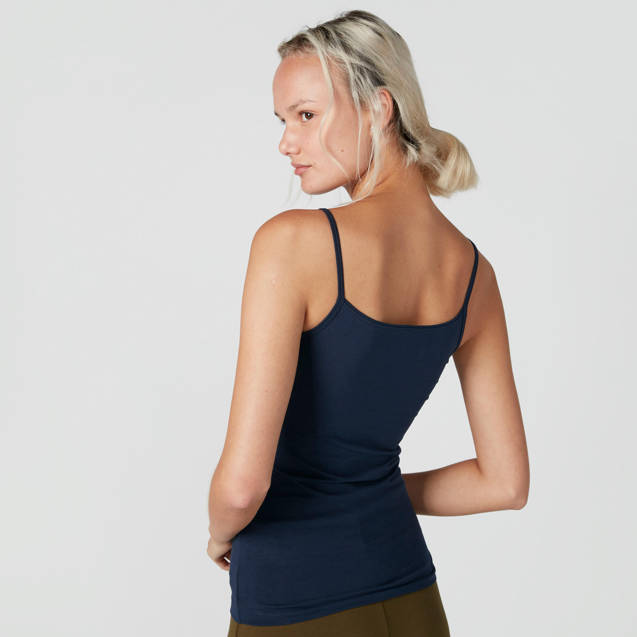 بلوزة بياقة عميقة وحمّالات رفيعة-women-clothing-tshirts-image-1