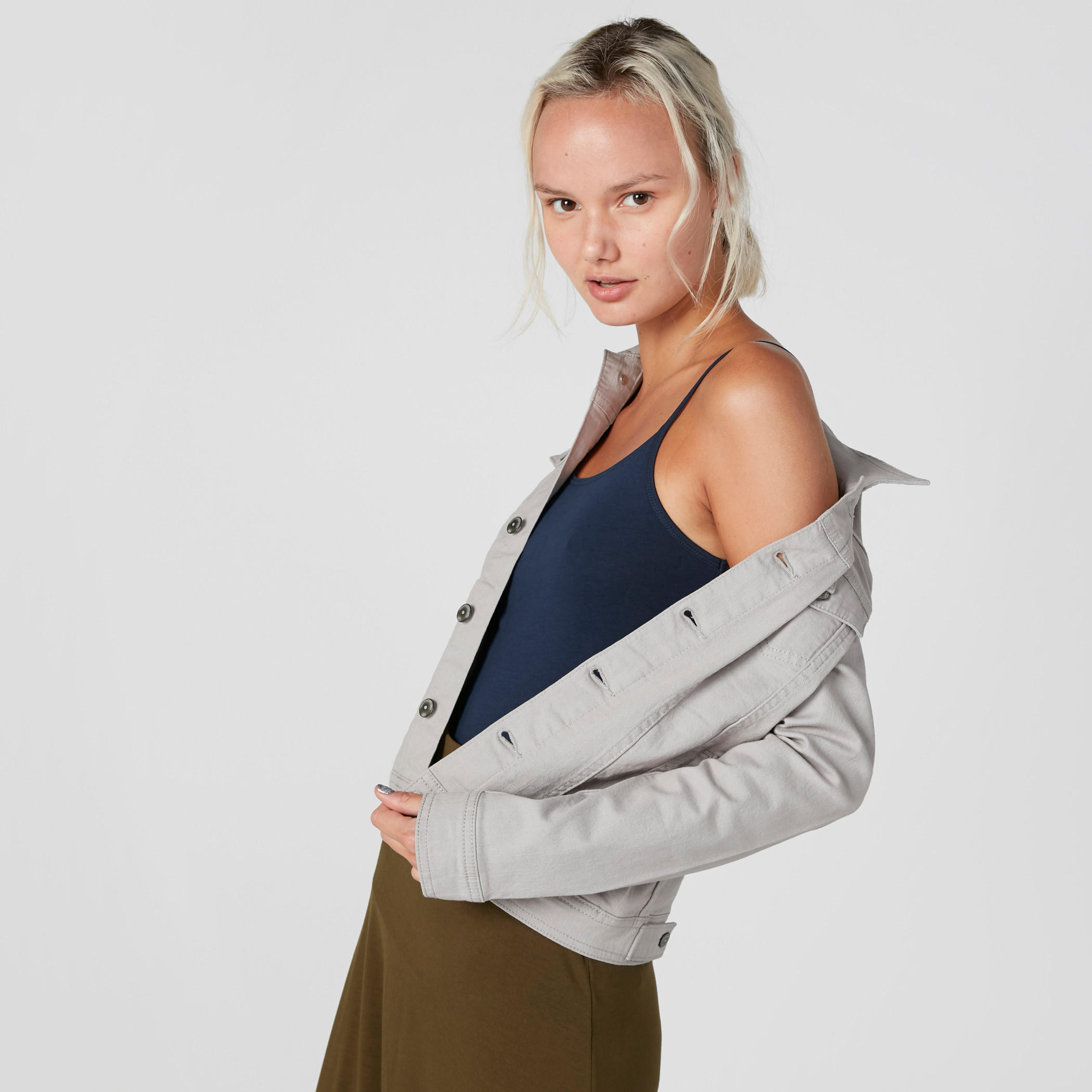 بلوزة بياقة عميقة وحمّالات رفيعة-women-clothing-tshirts-image-2