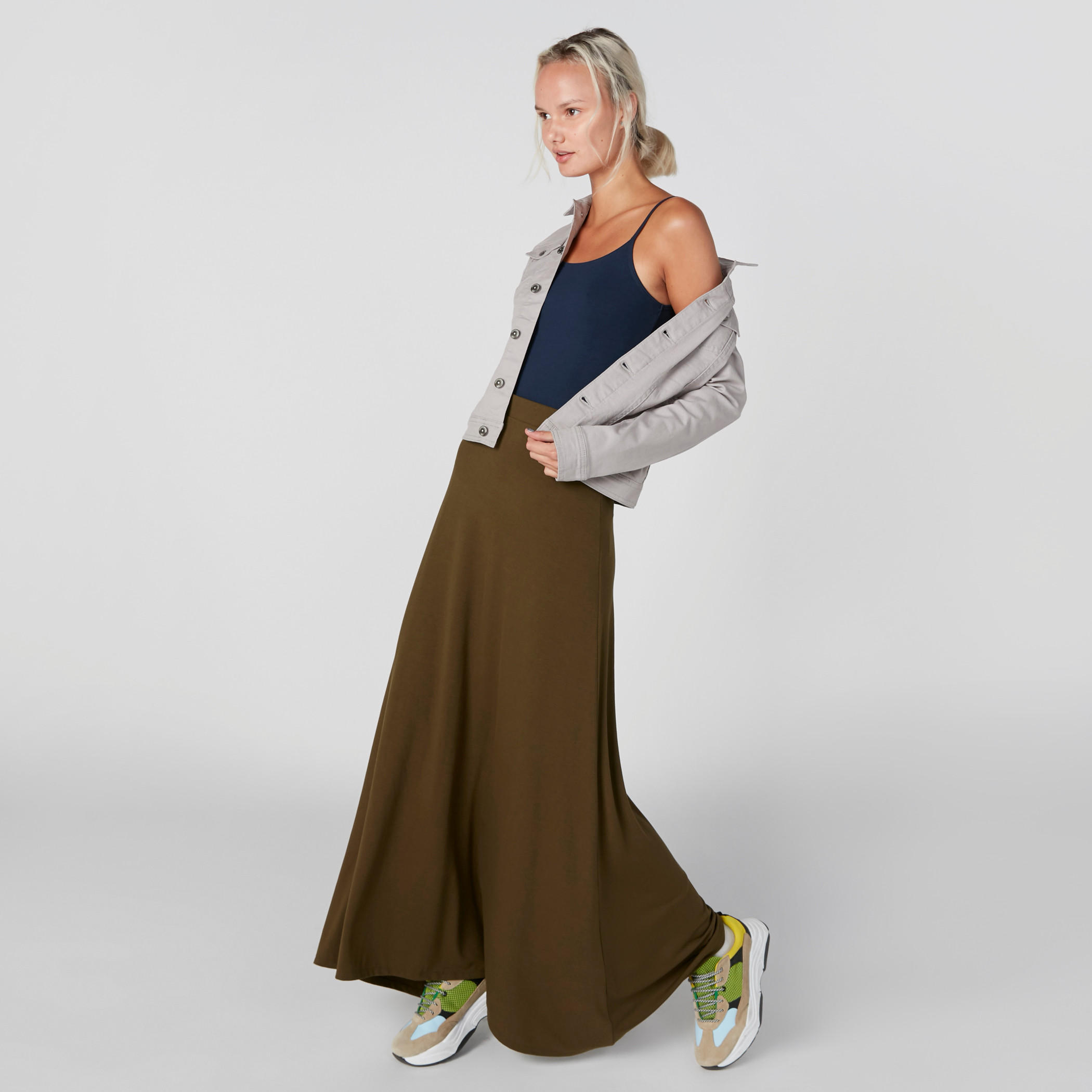 بلوزة بياقة عميقة وحمّالات رفيعة-women-clothing-tshirts-image-3