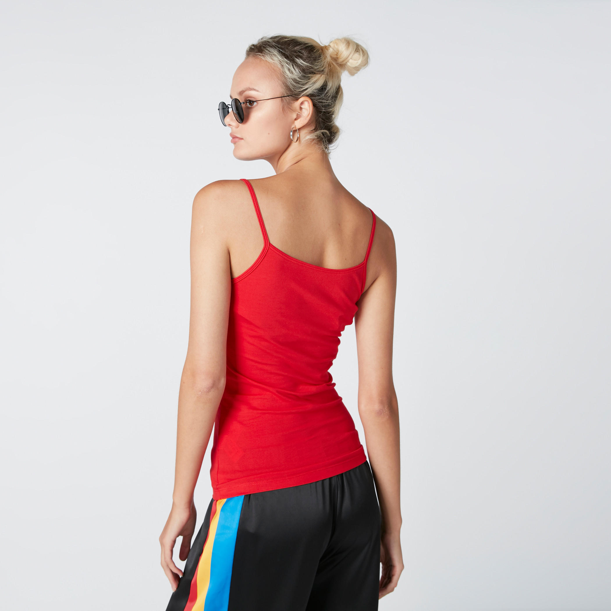 بلوزة كامي بحمّالات رفيعة وياقة عميقة-women-clothing-tshirts-image-2