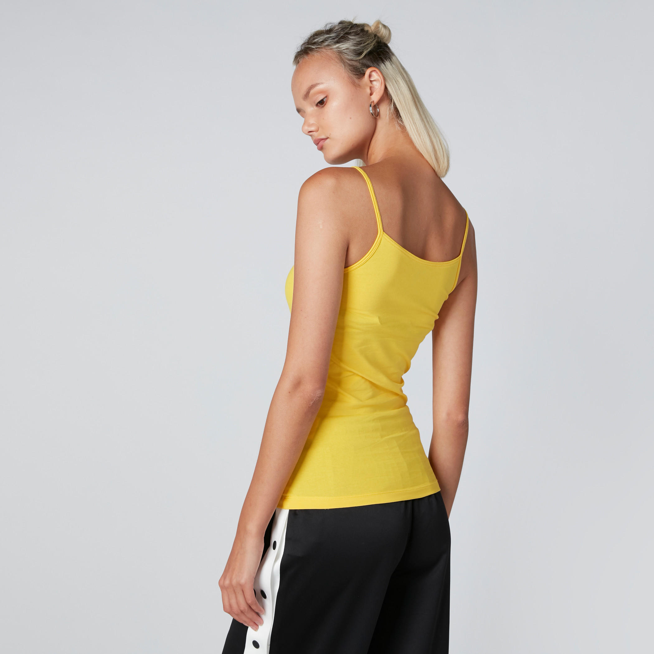 بلوزة كامي بحمّالات رفيعة وياقة عميقة-women-clothing-tshirts-image-2