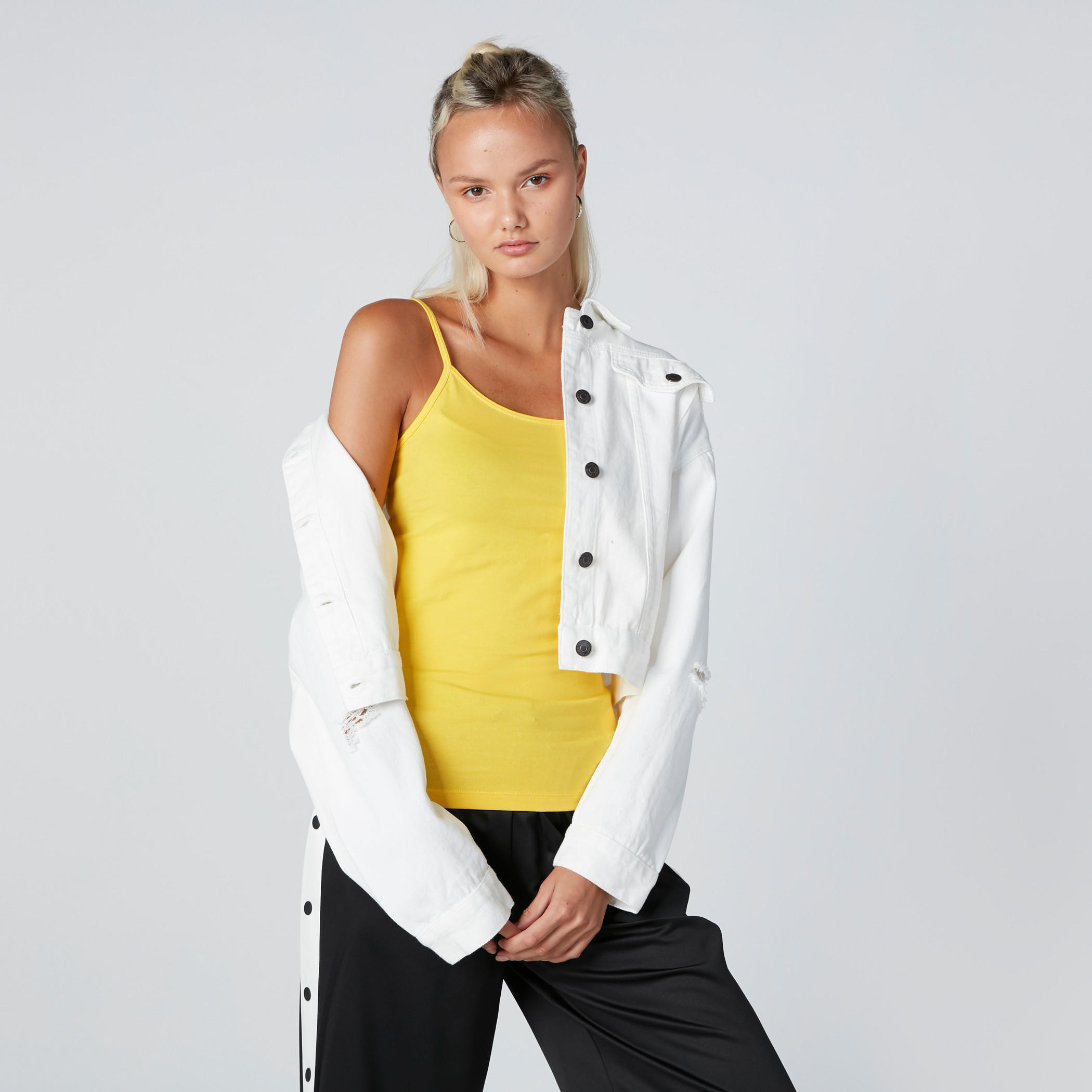 بلوزة كامي بحمّالات رفيعة وياقة عميقة-women-clothing-tshirts-image-3