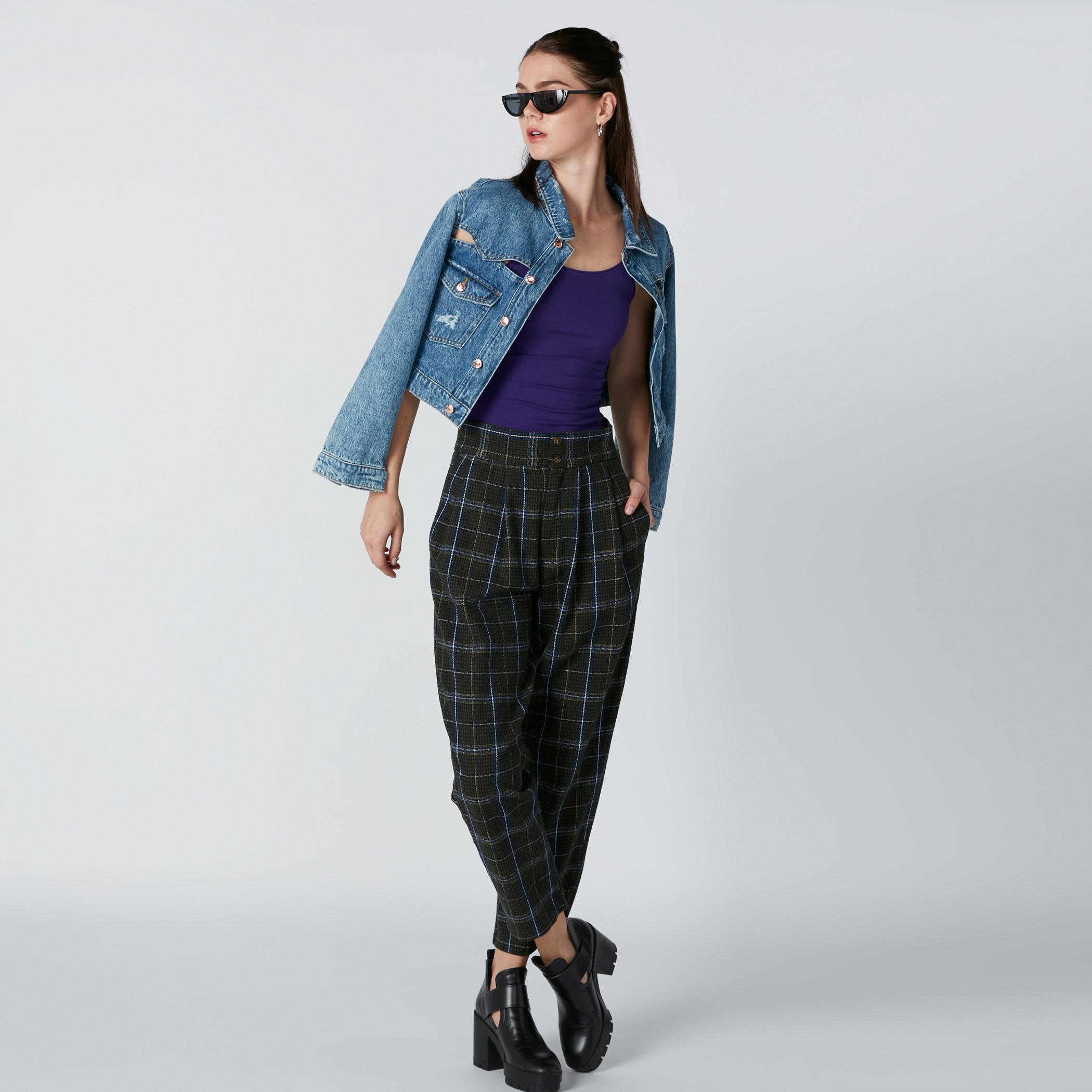 فيست بياقة عميقة وحمّالات رفيعة-women-clothing-tshirts-image-3