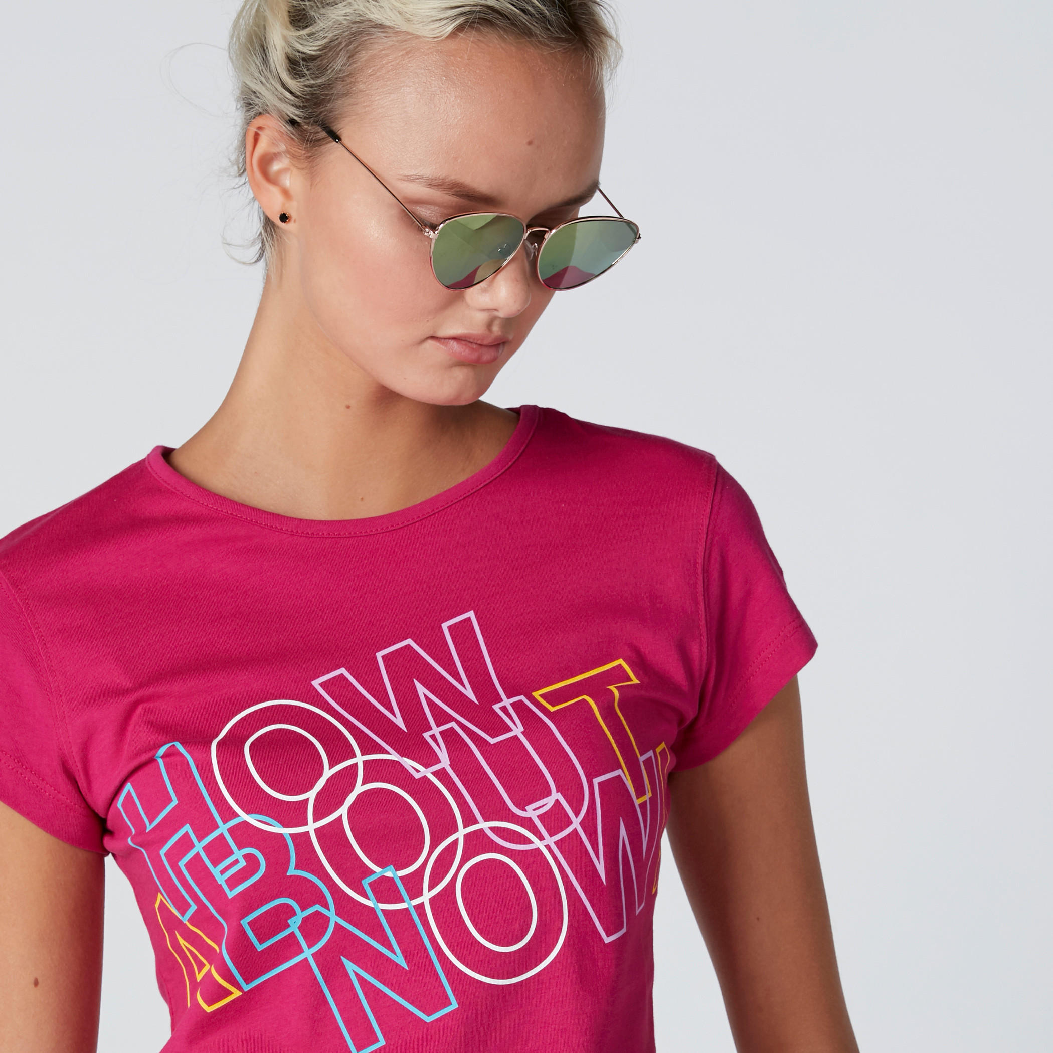 تيشيرت بتصميم مطبوع مع ياقة دائرية وأكمام قصيرة-women-clothing-tshirts-image-1