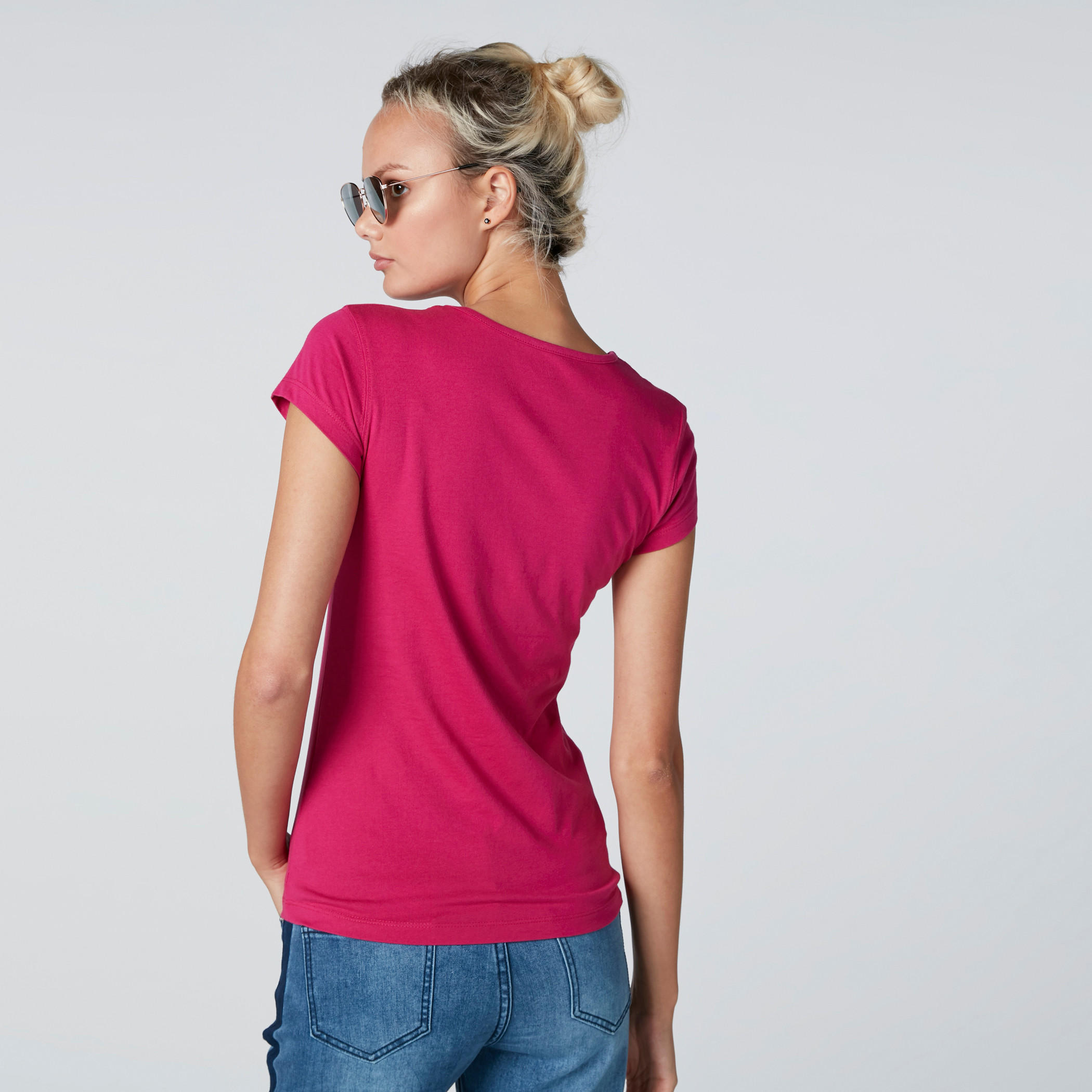 تيشيرت بتصميم مطبوع مع ياقة دائرية وأكمام قصيرة-women-clothing-tshirts-image-2