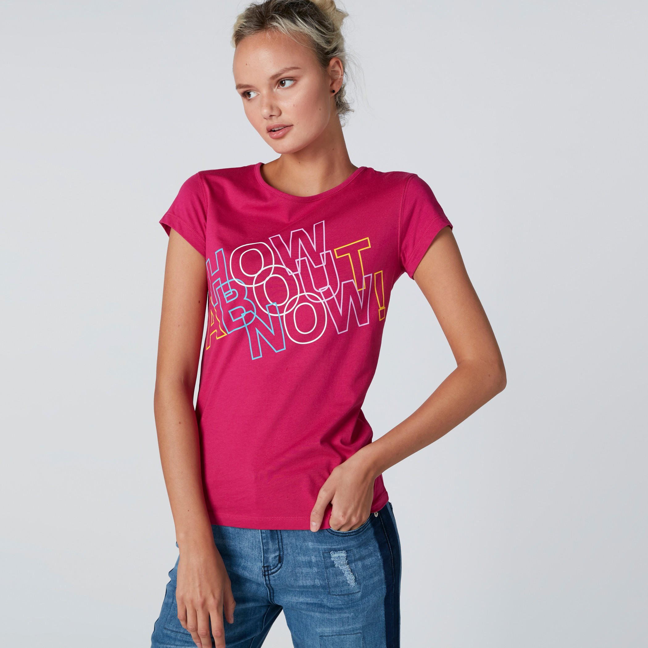 تيشيرت بتصميم مطبوع مع ياقة دائرية وأكمام قصيرة-women-clothing-tshirts-image-3