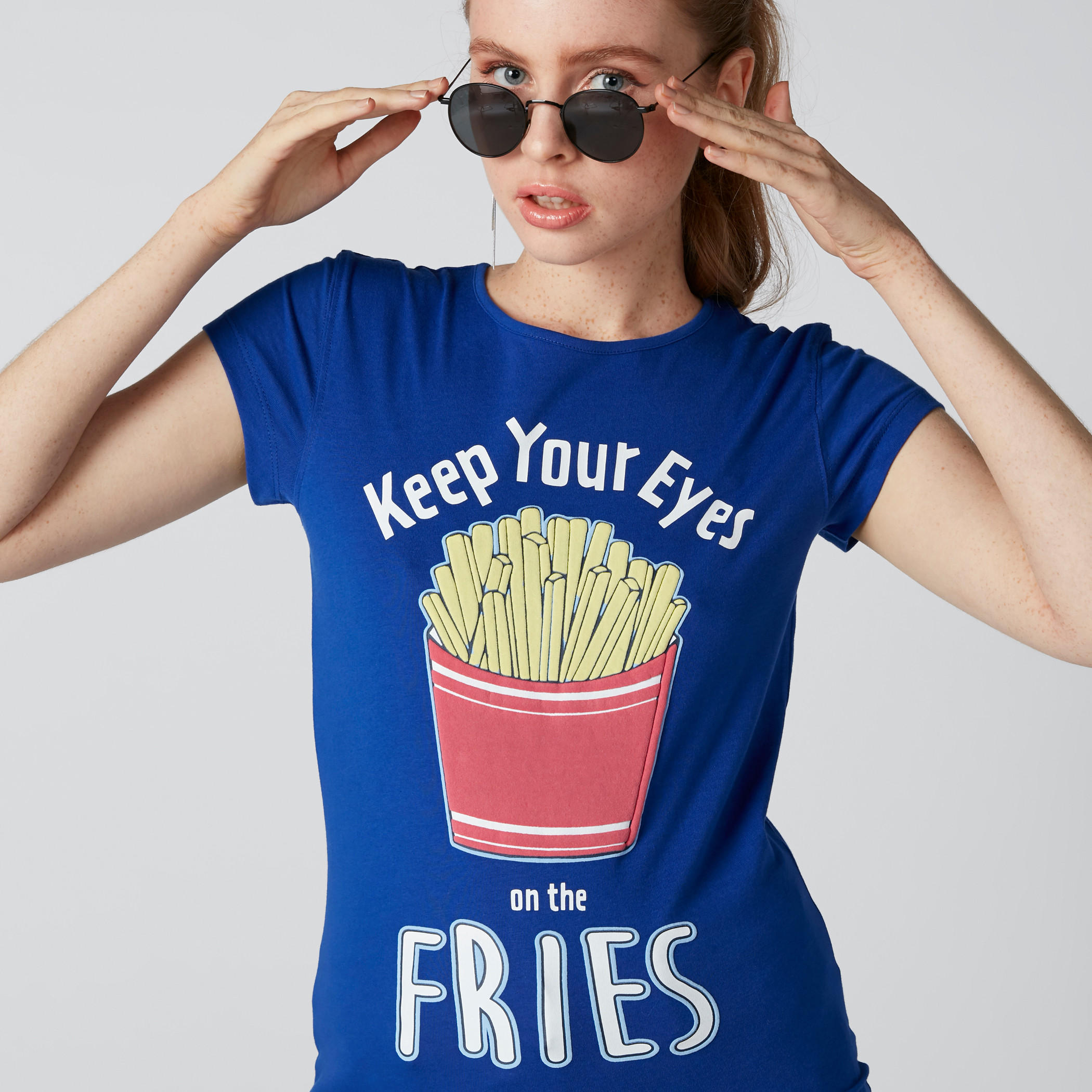تيشيرت بياقة مستديرة وأكمام كاب وطبعات-women-clothing-tshirts-image-1