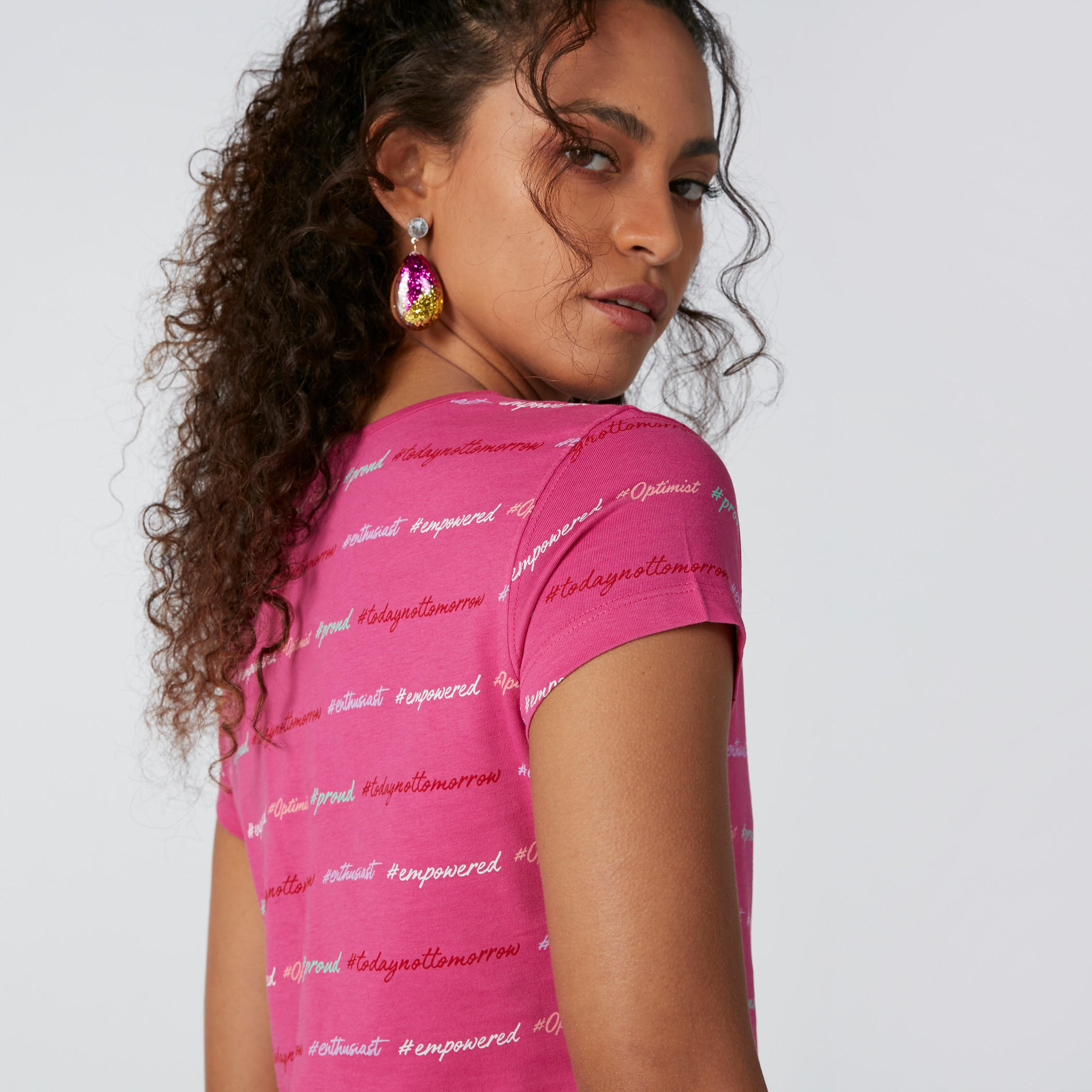 تيشيرت بياقة مستديرة وأكمام قصيرة وطبعات نصيّة-women-clothing-tshirts-image-1