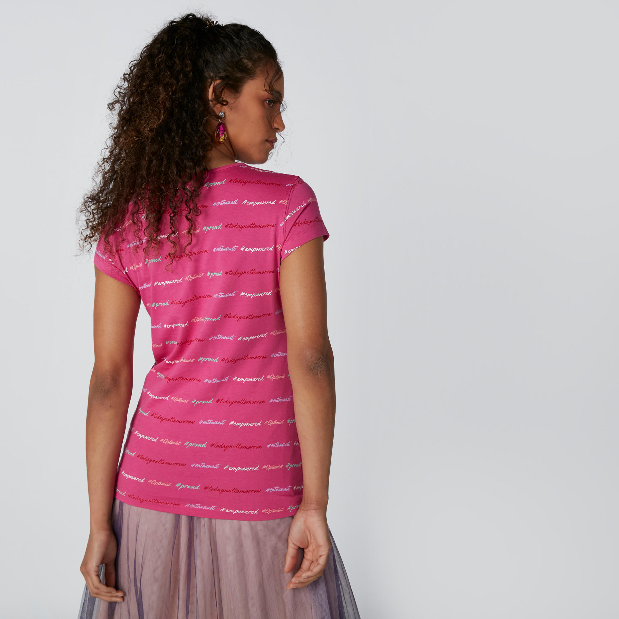تيشيرت بياقة مستديرة وأكمام قصيرة وطبعات نصيّة-women-clothing-tshirts-image-2