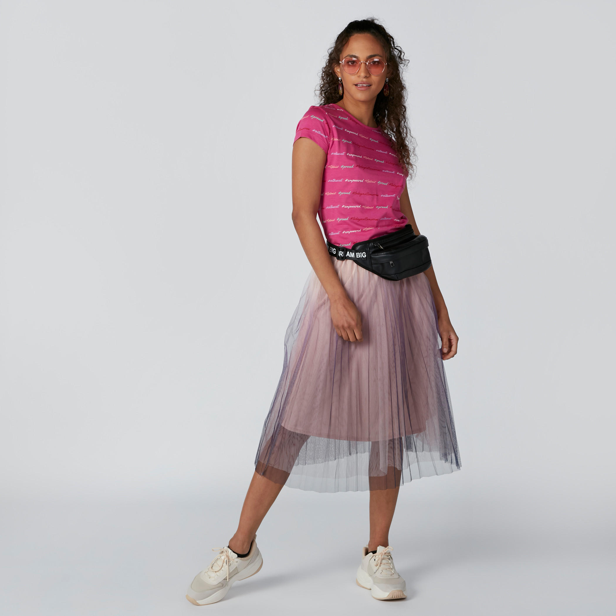 تيشيرت بياقة مستديرة وأكمام قصيرة وطبعات نصيّة-women-clothing-tshirts-image-3