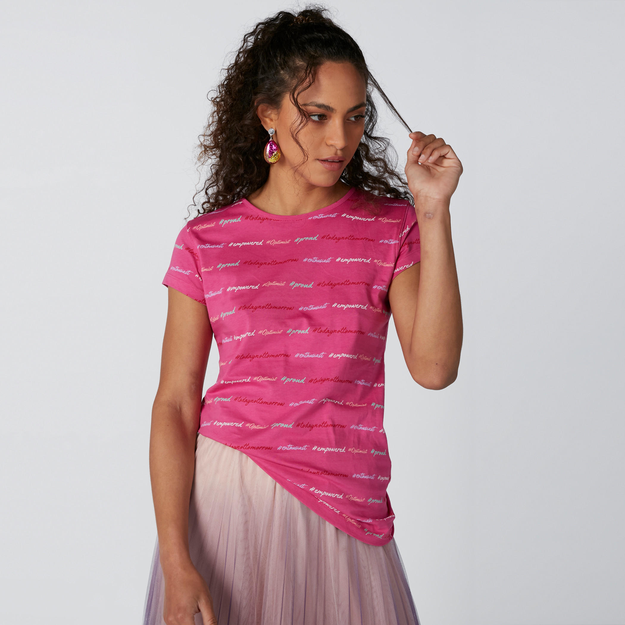 تيشيرت بياقة مستديرة وأكمام قصيرة وطبعات نصيّة-women-clothing-tshirts-image-4