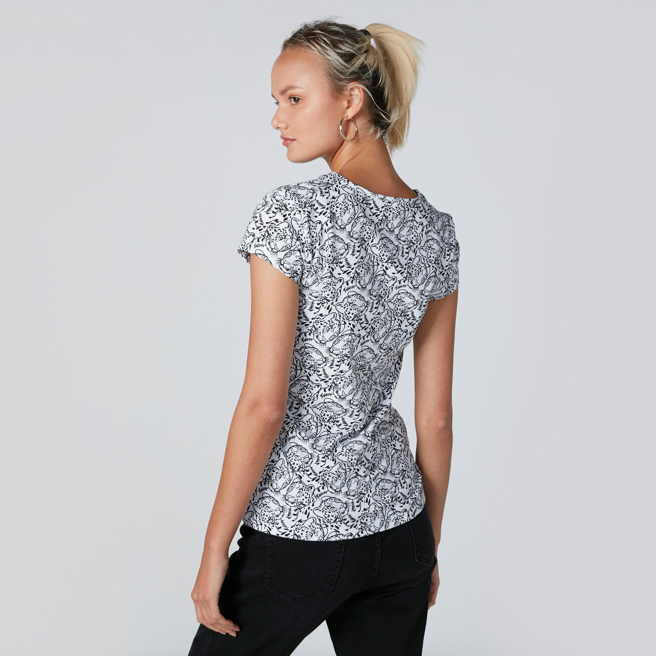 تيشيرت بياقة مستديرة وأكمام قصيرة وطبعات-women-clothing-tshirts-image-2