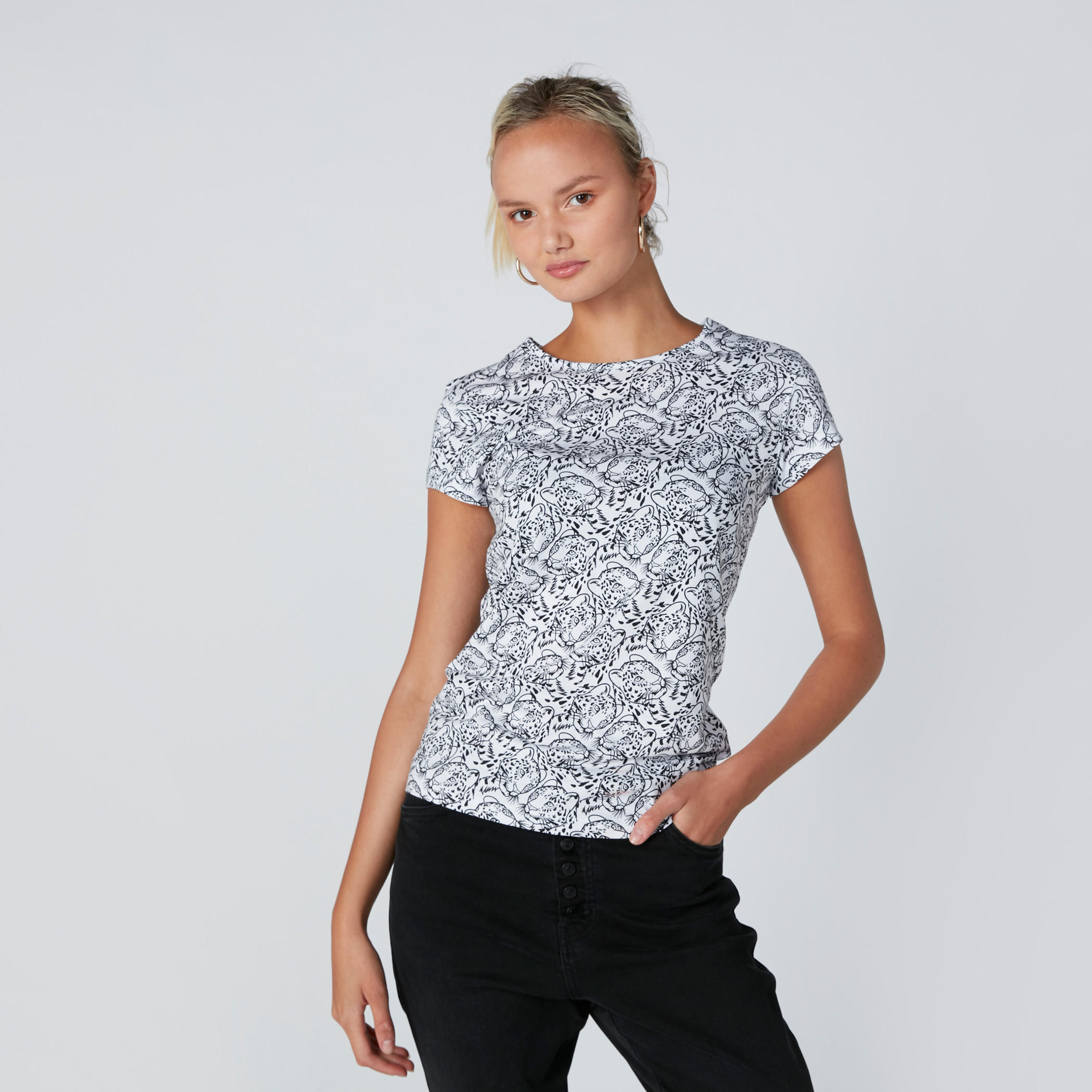 تيشيرت بياقة مستديرة وأكمام قصيرة وطبعات-women-clothing-tshirts-image-1