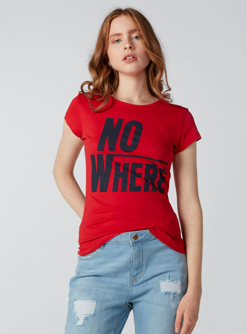 تيشيرت بطبعات بقصّة سليم وياقة مستديرة وأكمام كاب-women-clothing-tshirts-image-3