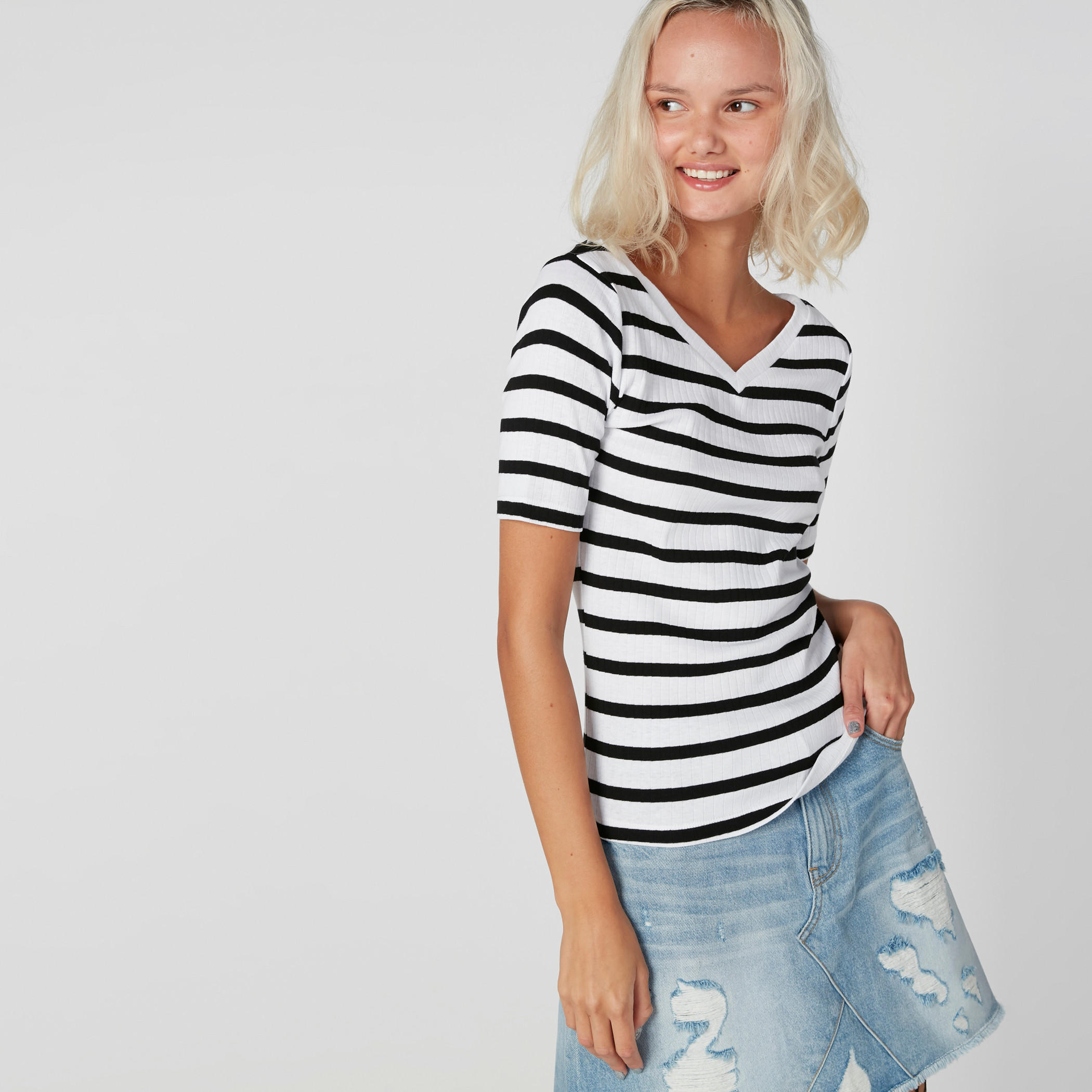 تيشيرت مقلّم بياقة V وأكمام قصيرة-women-clothing-tshirts-image-1