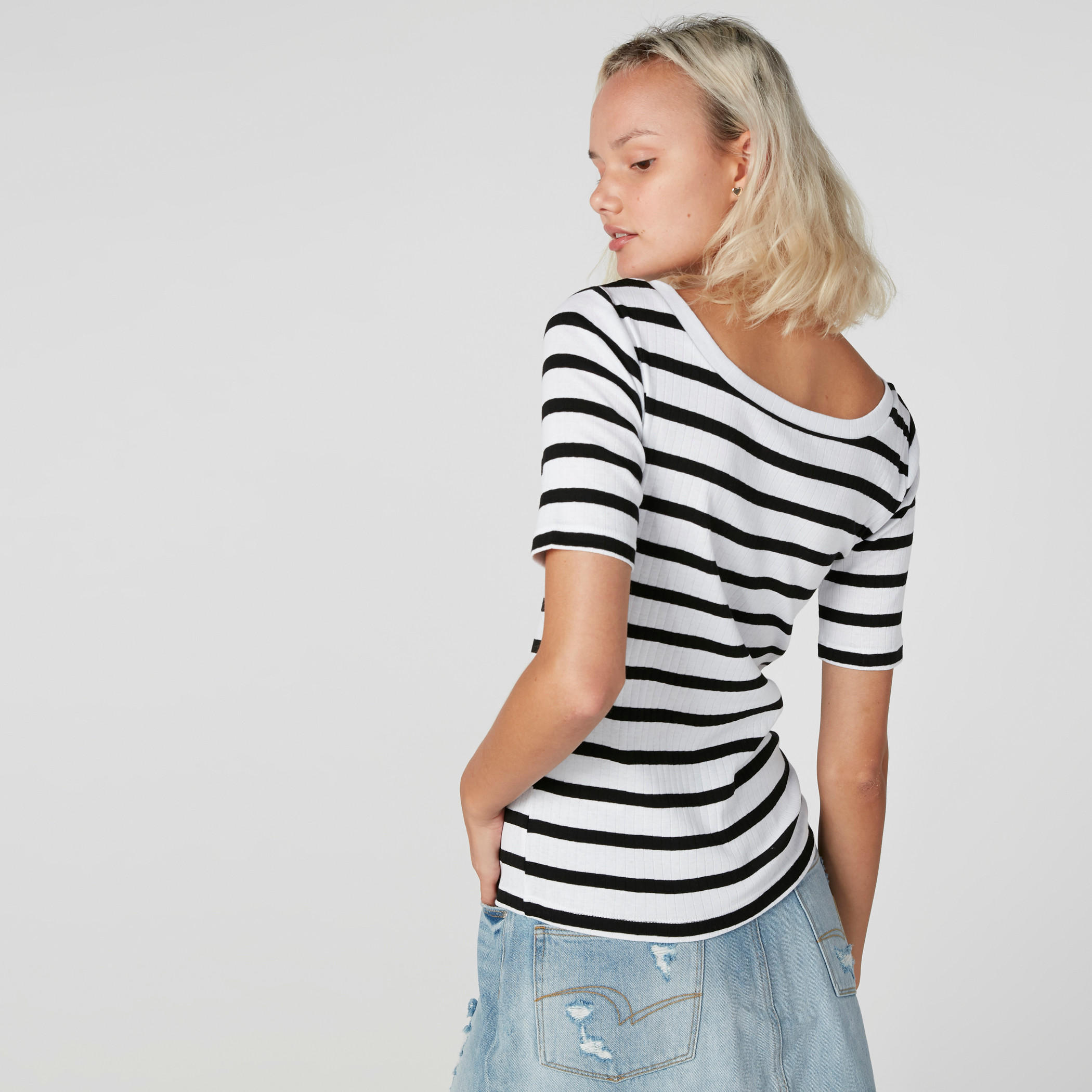 تيشيرت مقلّم بياقة V وأكمام قصيرة-women-clothing-tshirts-image-2