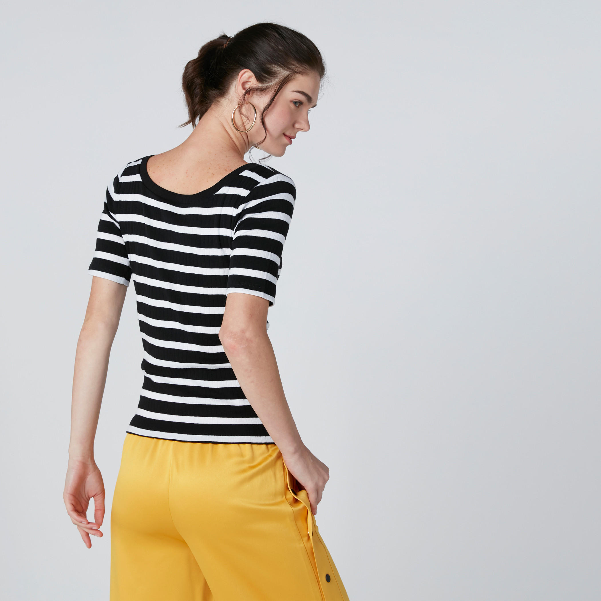 تيشيرت مقلّم بياقة V وأكمام قصيرة-women-clothing-tshirts-image-1