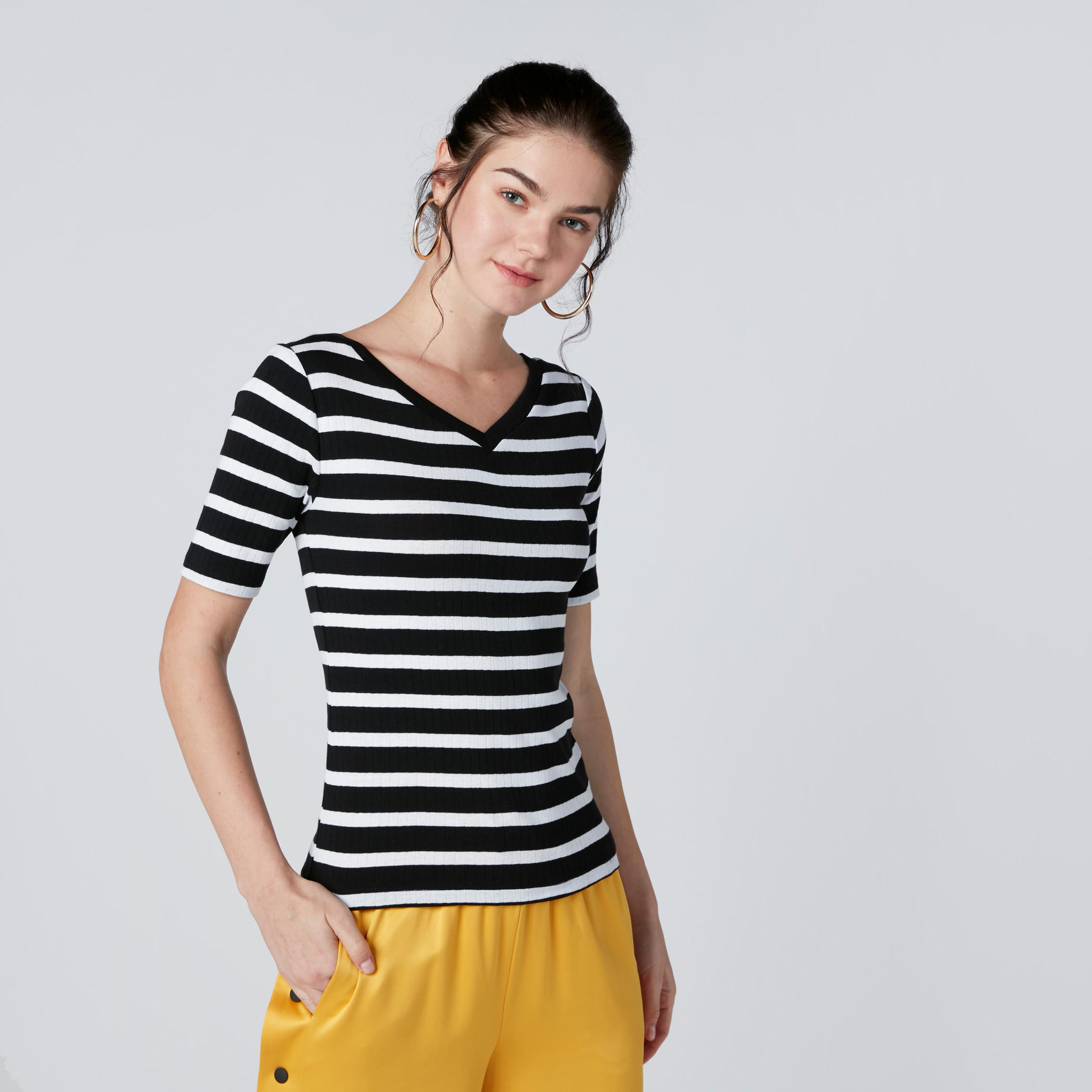 تيشيرت مقلّم بياقة V وأكمام قصيرة-women-clothing-tshirts-image-2
