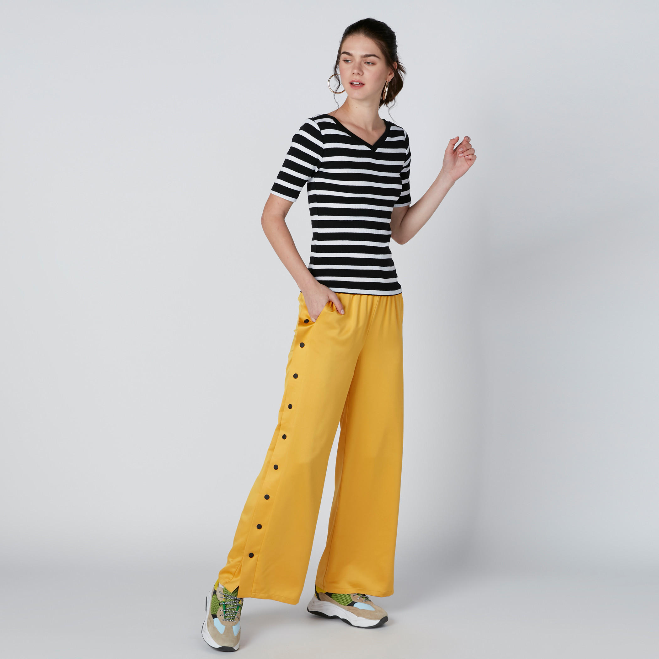 تيشيرت مقلّم بياقة V وأكمام قصيرة-women-clothing-tshirts-image-3