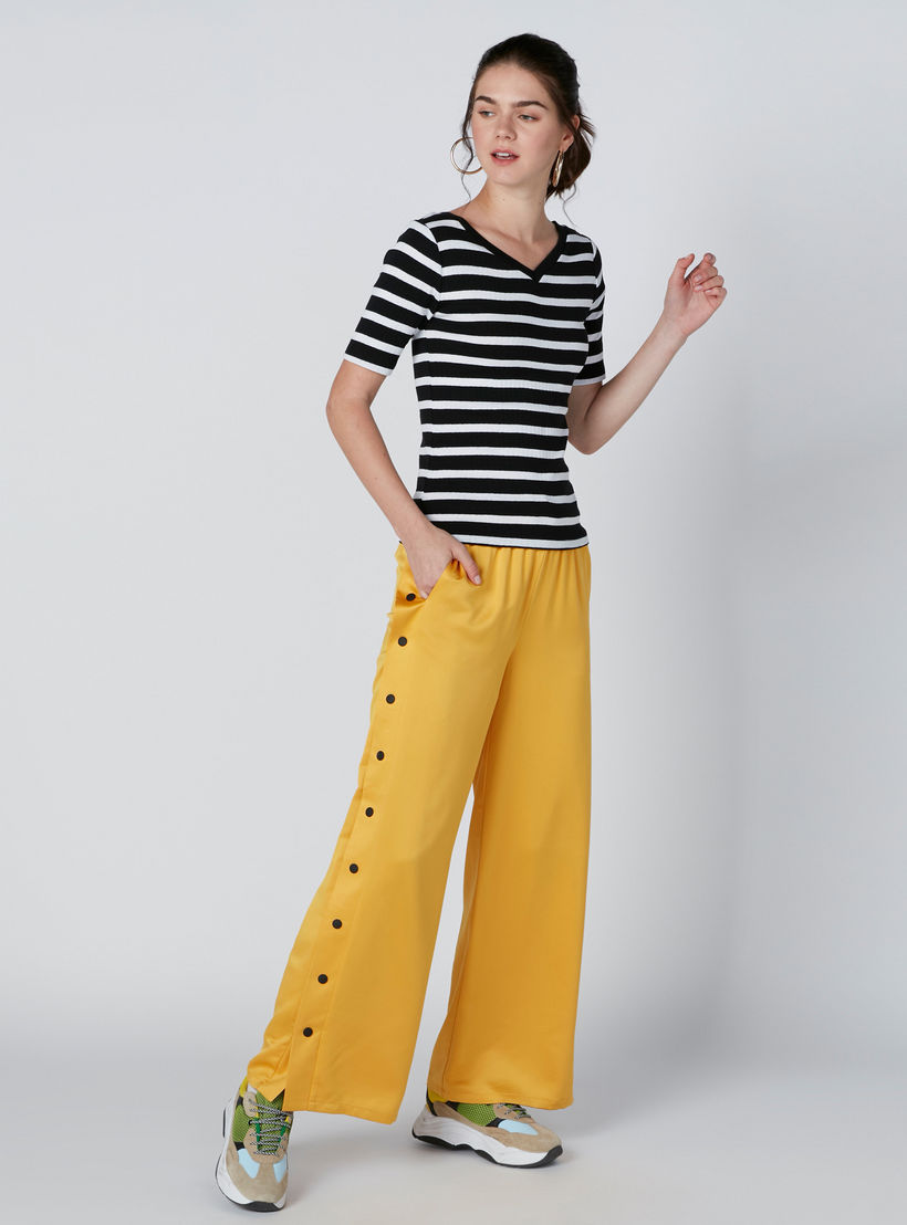 تيشيرت مقلّم بياقة V وأكمام قصيرة-women-clothing-tshirts-image-3