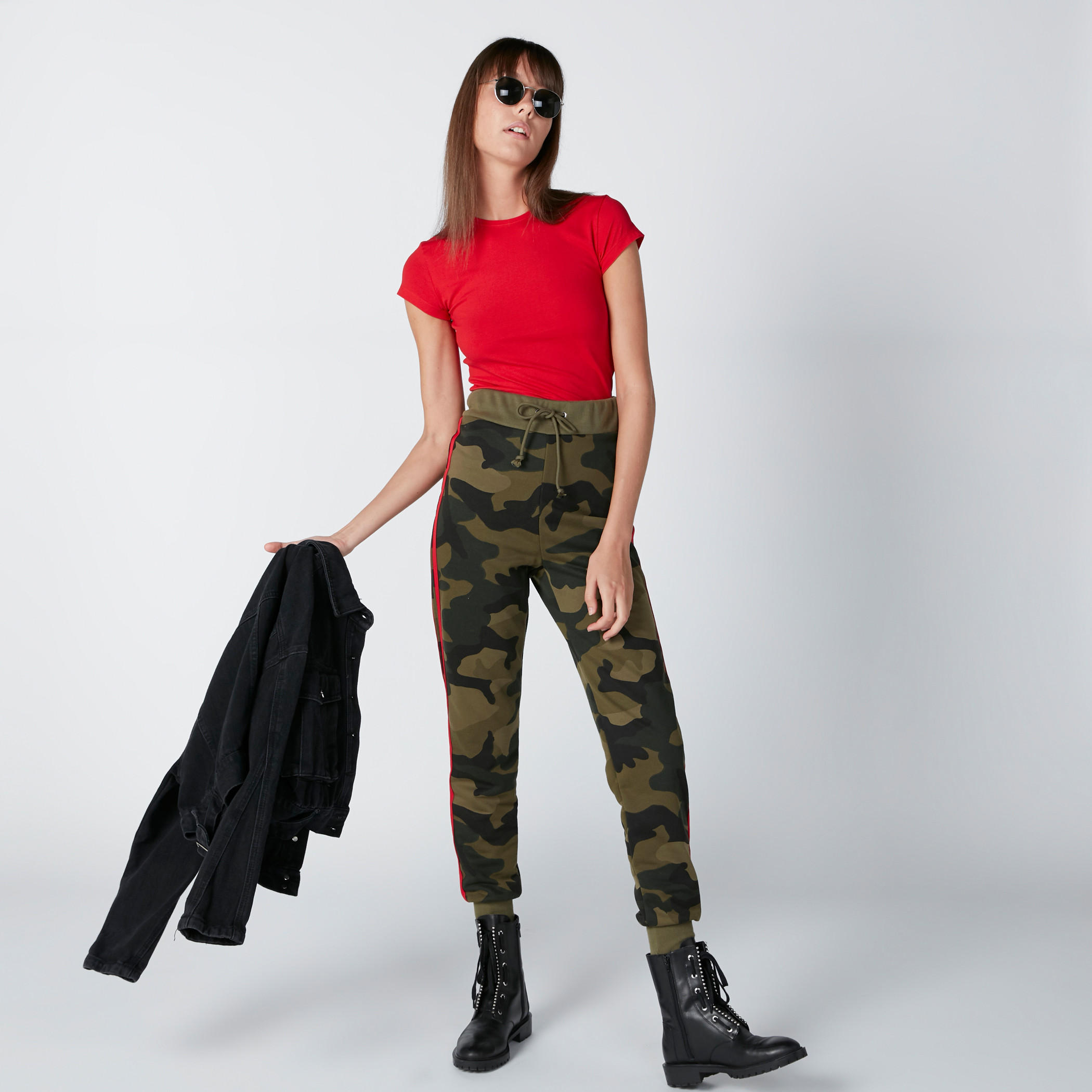 تيشيرت بياقة ضيّقة وأكمام كاب-women-clothing-tshirts-image-3