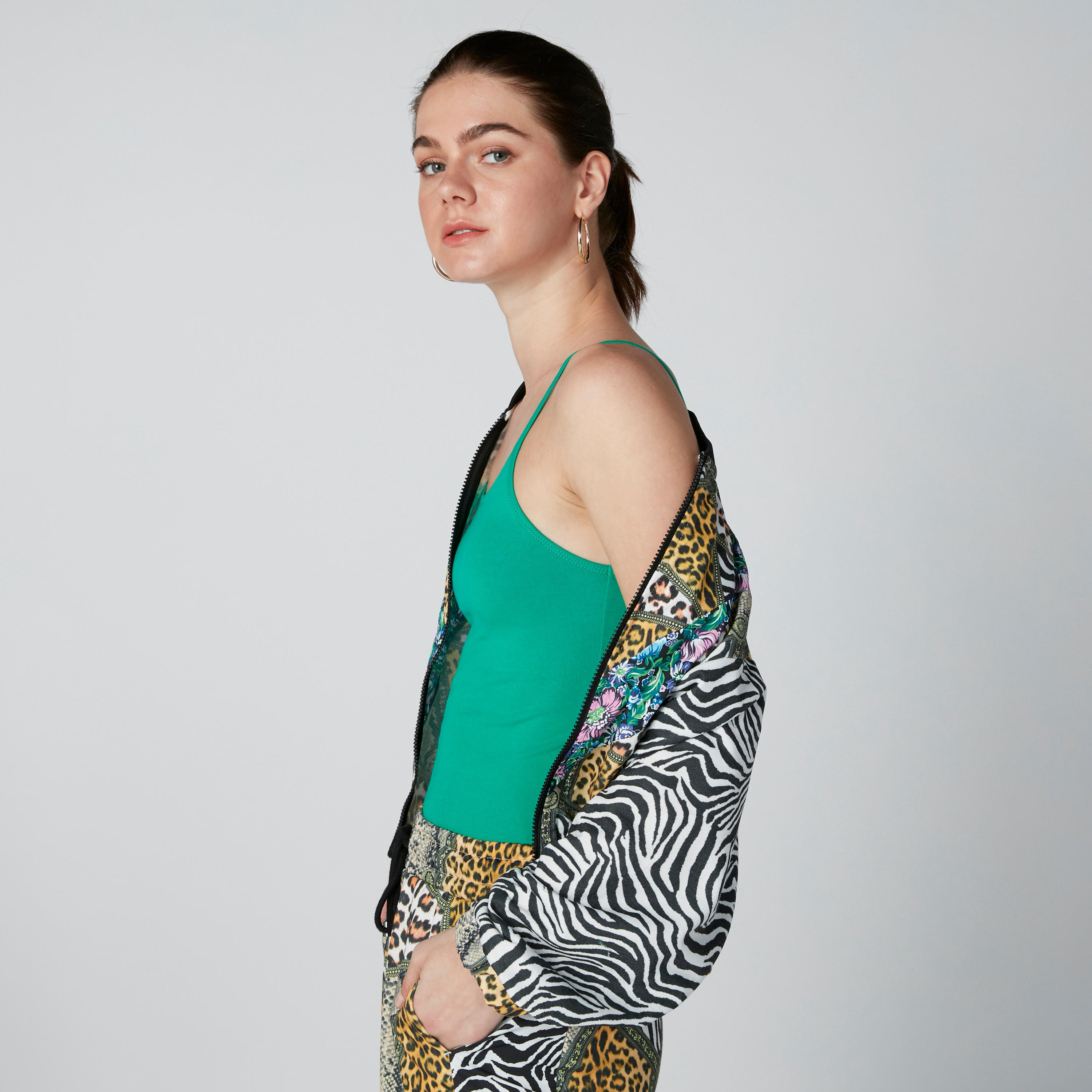 فيست بياقة عميقة وحمّالات رفيعة-women-clothing-tshirts-image-3