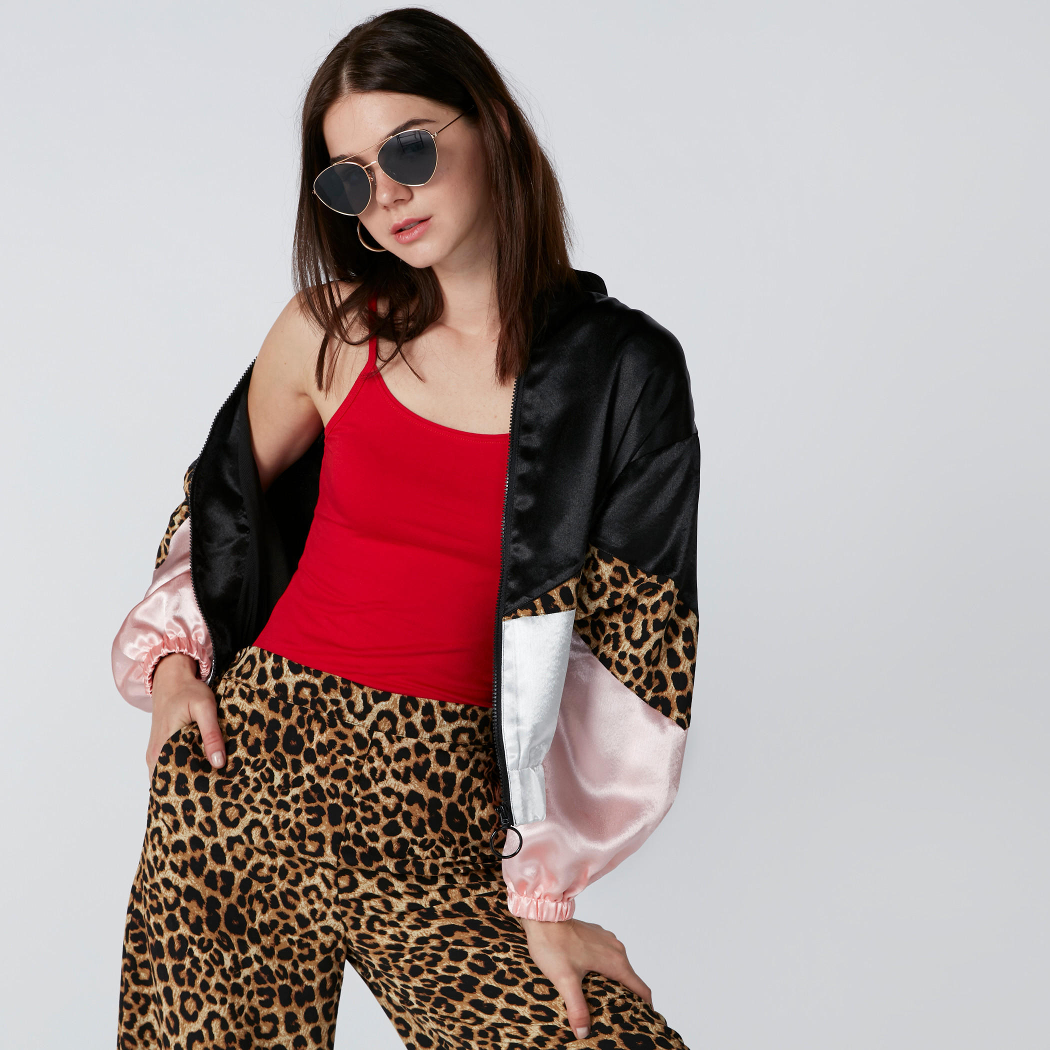 بلوزة كامي بياقة عميقة وحمالات رفيعة-women-clothing-tshirts-image-1