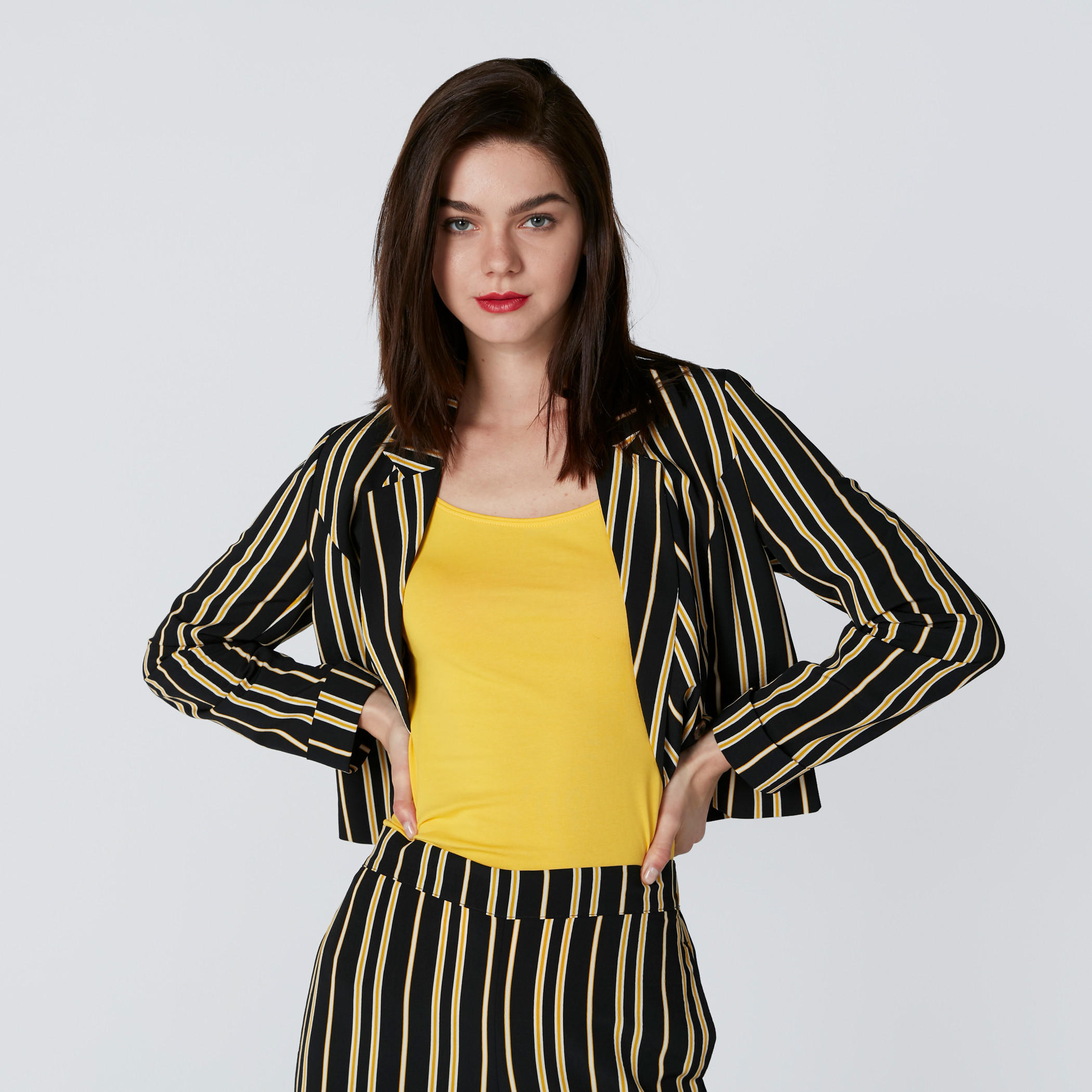 بلوزة كامي بحمّالات رفيعة وياقة عميقة-women-clothing-tshirts-image-3