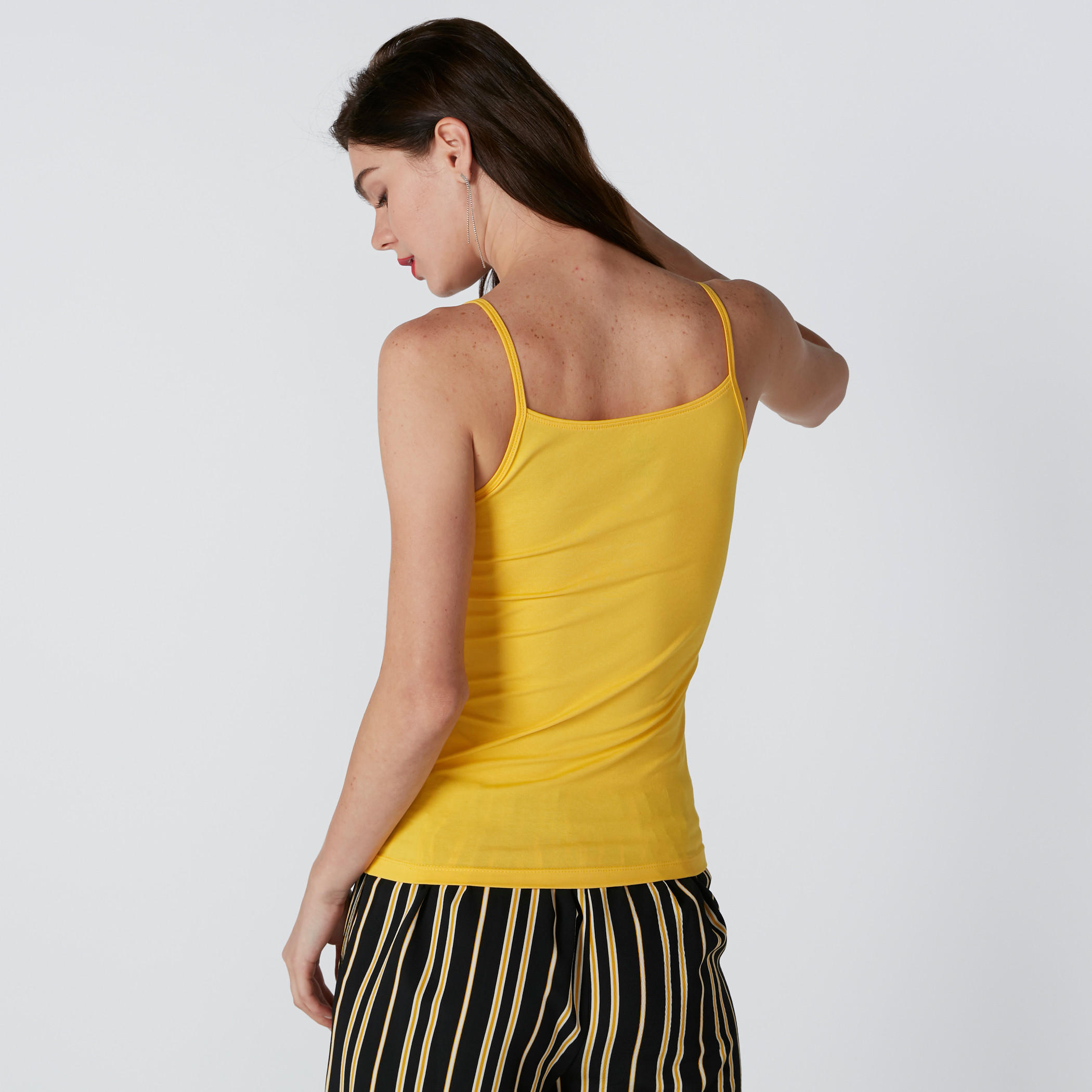 بلوزة كامي بحمّالات رفيعة وياقة عميقة-women-clothing-tshirts-image-2